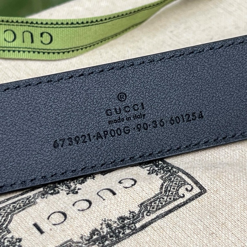 Gucci leather, it has a thick touch. It is a fashionable and classic men's belt, a designer belt, a casual and smooth buckle belt for both women and men, with a width of 3.5 cm and a box