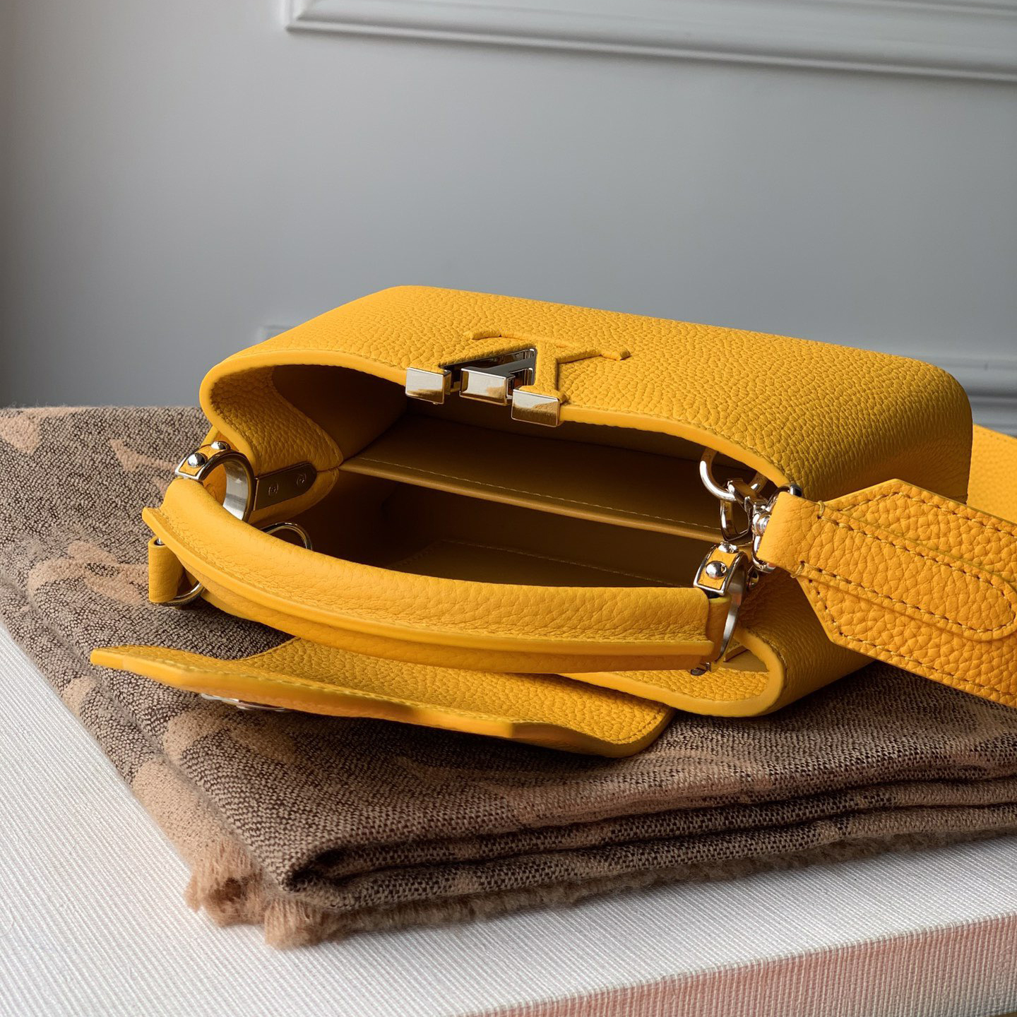 LV Designer bag Shoulder Bag Luxury Bag Crossbody Purse Designer Capacity Tote Bag Women Fashion Versatile Shoulder Bag Simple Commuter Hand bag