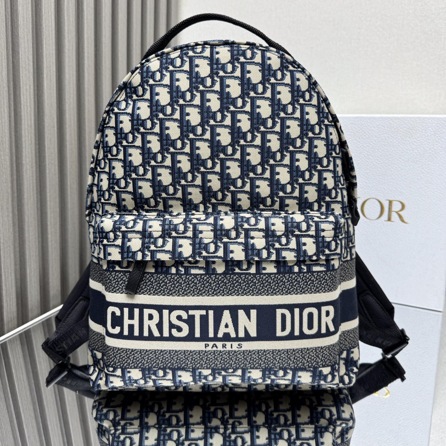 Doir Stylish Design Men's And Women's Backpack With Printed Effect Leather Using Embossed Technology And Adjustable Shoulder Straps Can Be Paired With Casual Clothing