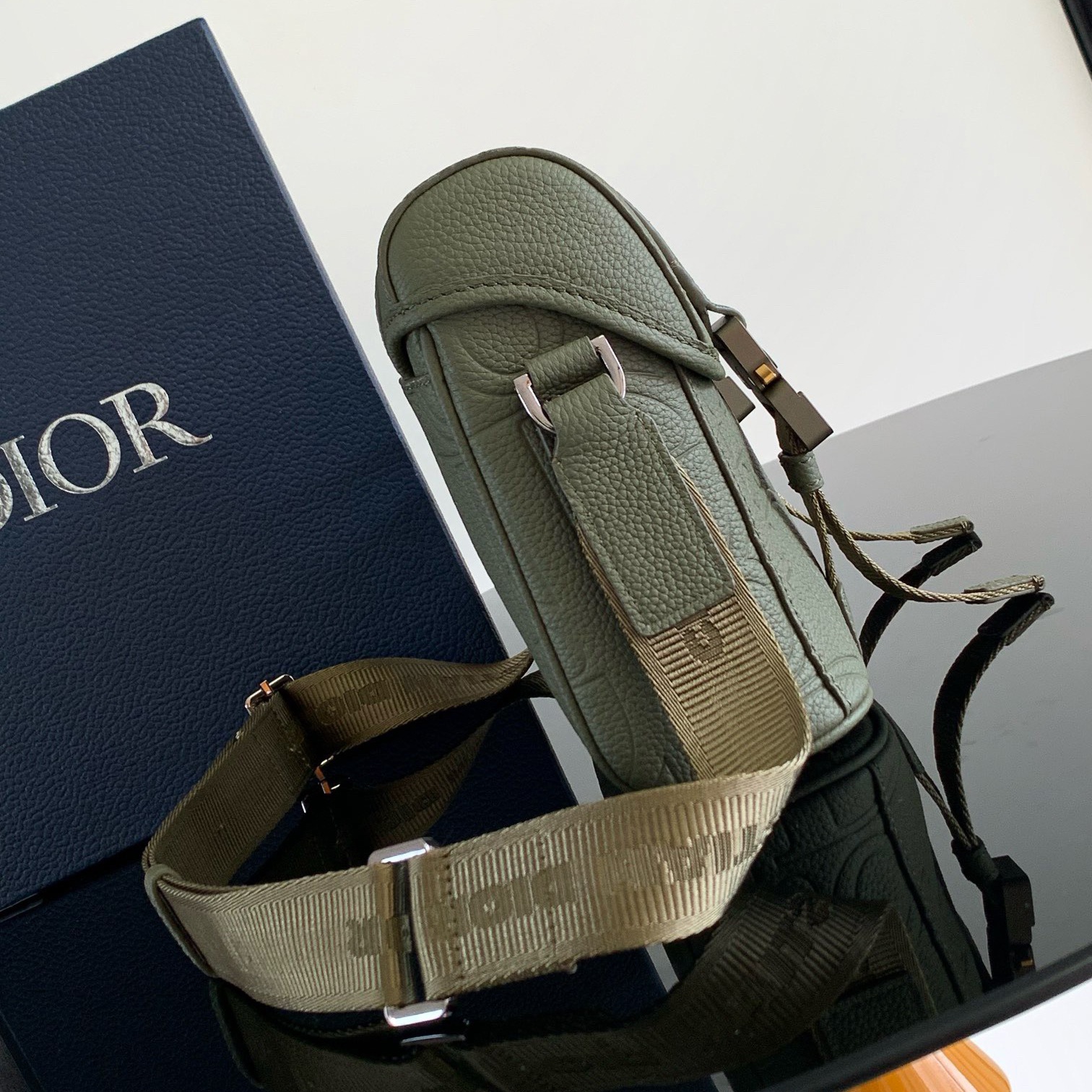 Doir Stylish Slanted Design Men's And Women's Shoulder Bags With Printed Effect Leather Using Embossed Technology And Adjustable Shoulder Straps Can Be Paired With Casual Clothing