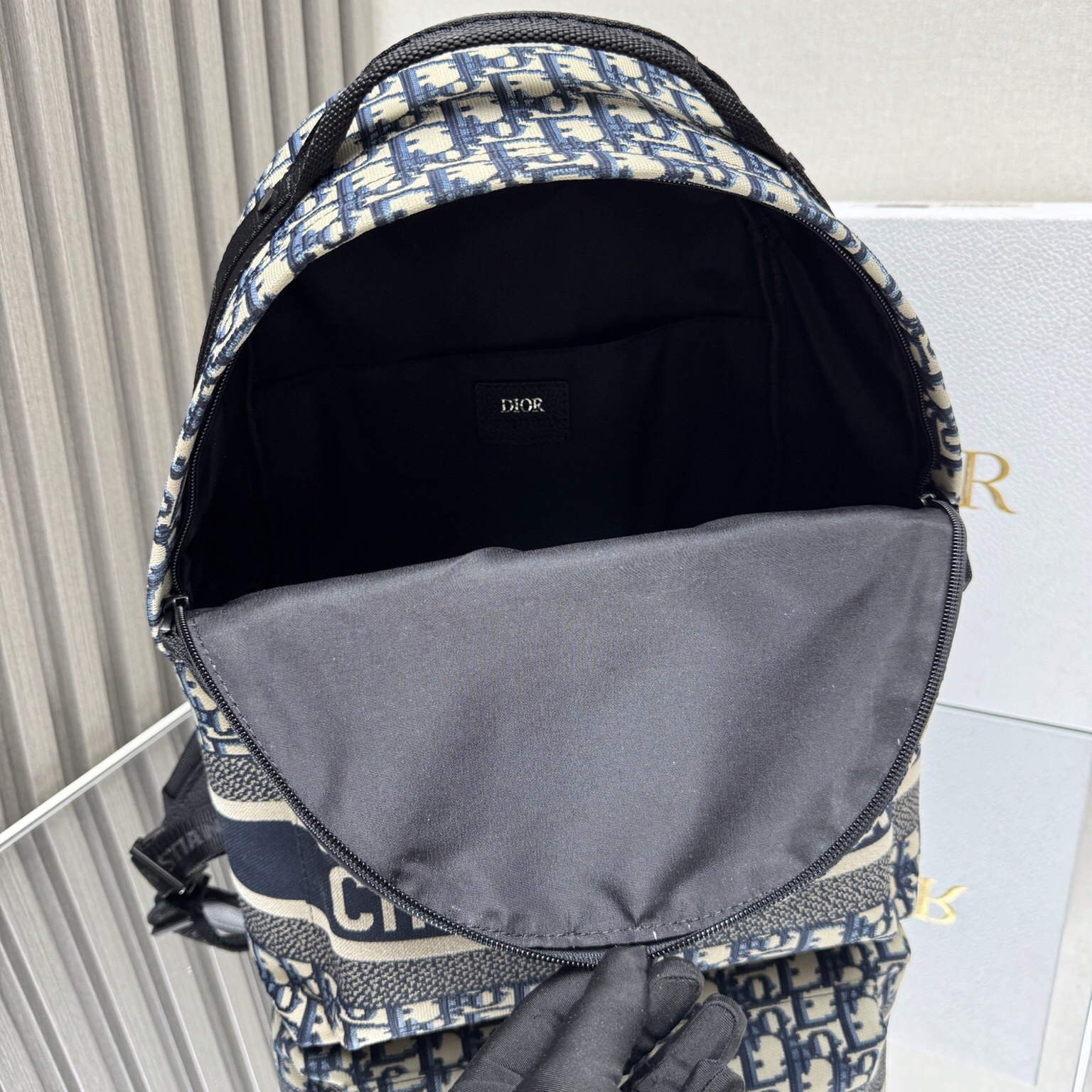 Doir Stylish Design Men's And Women's Backpack With Printed Effect Leather Using Embossed Technology And Adjustable Shoulder Straps Can Be Paired With Casual Clothing