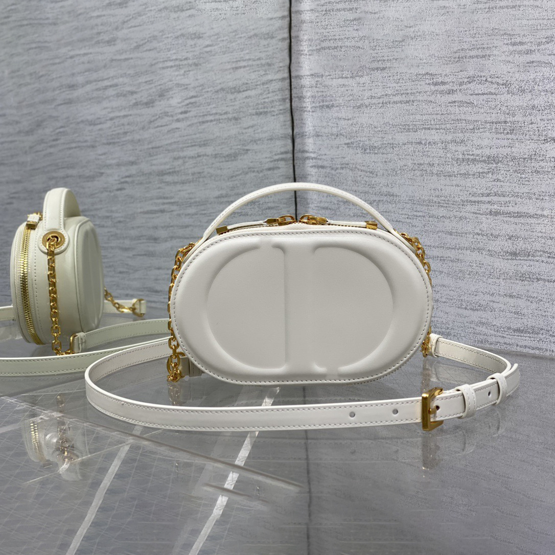 Doir Elliptical Camera Bag Features A Unique Letter Embossed Logo And Spacious Compartment Design. It Is Equipped With A Leather Top Handle And An Adjustable And Detachable Chain Shoulder Strap That Can Be Carried By Hand. The Shoulder Back Or Crossb