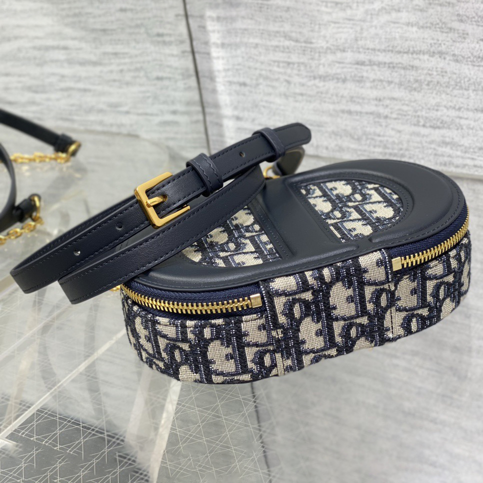 Doir Elliptical Camera Bag Features A Unique Letter Embossed Logo And Spacious Compartment Design. It Is Equipped With A Leather Top Handle And An Adjustable And Detachable Chain Shoulder Strap That Can Be Carried By Hand. The Shoulder Back Or Crossb