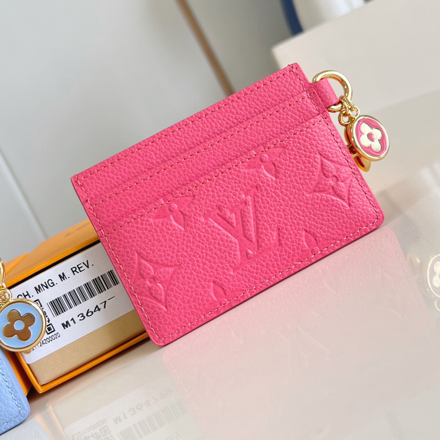 LV Stylish Design Men's And Women's Card Holder Can Inject A Bright Color Into Any Accessory High Quality Leather Card Compartments Are Arranged On Both Sides, With A Large Compartment In The Middle