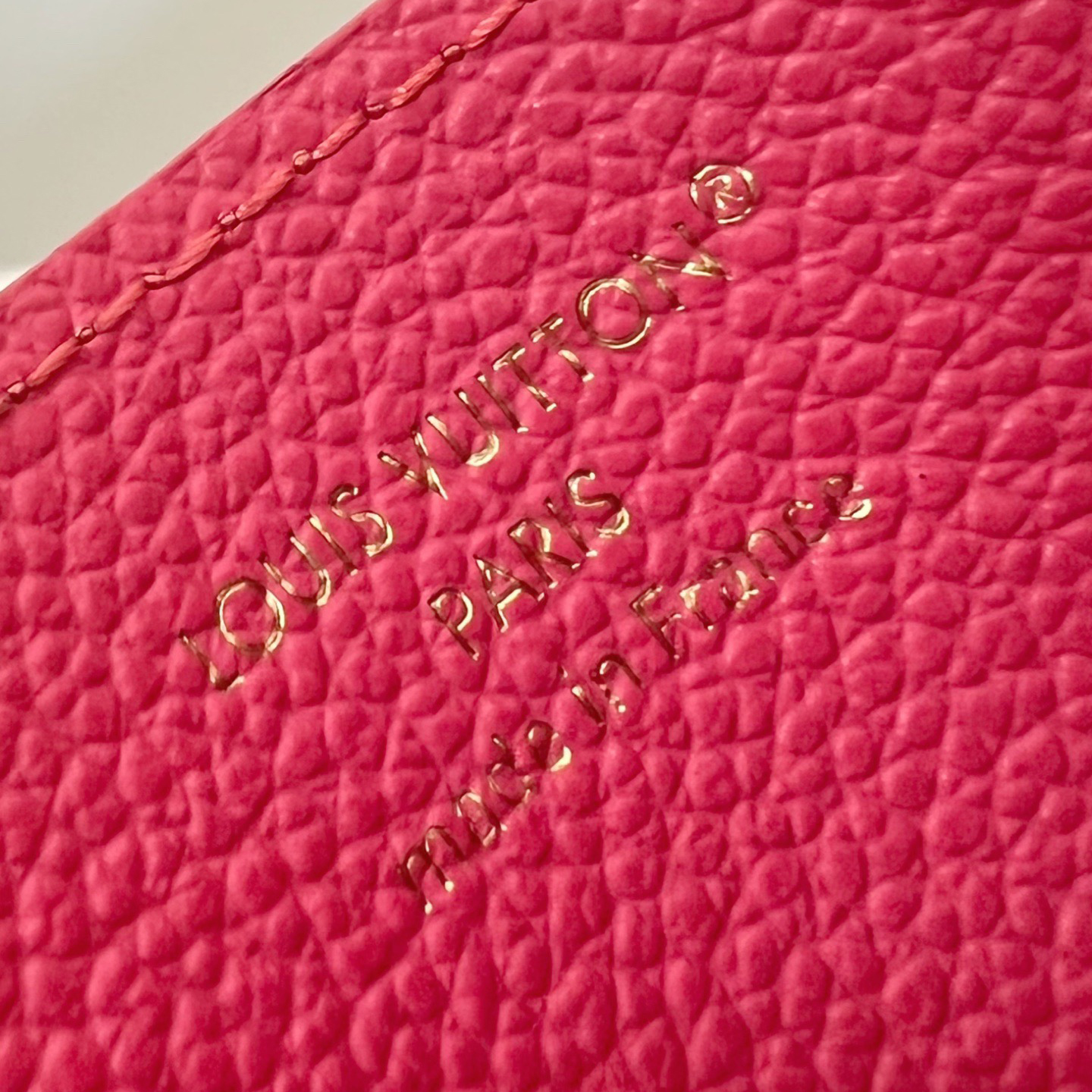 LV Stylish Design Men's And Women's Card Holder Can Inject A Bright Color Into Any Accessory High Quality Leather Card Compartments Are Arranged On Both Sides, With A Large Compartment In The Middle