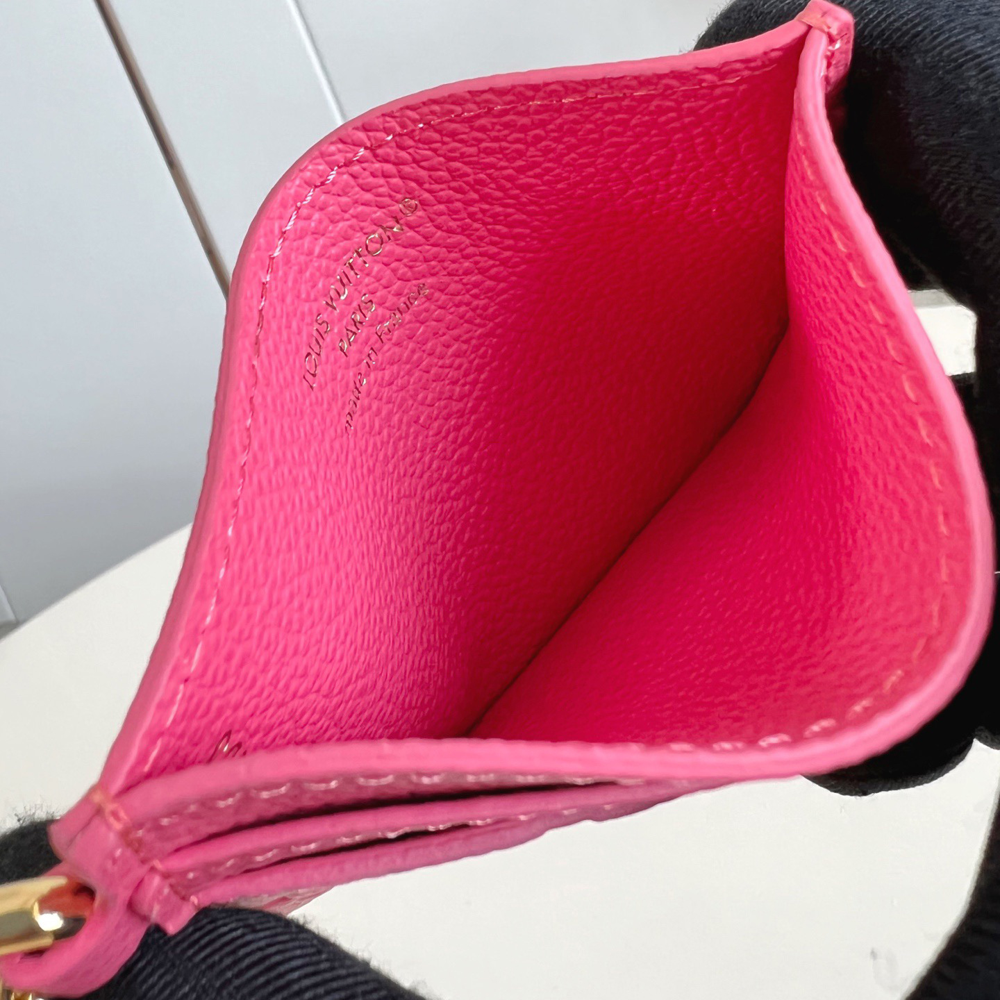 LV Stylish Design Men's And Women's Card Holder Can Inject A Bright Color Into Any Accessory High Quality Leather Card Compartments Are Arranged On Both Sides, With A Large Compartment In The Middle