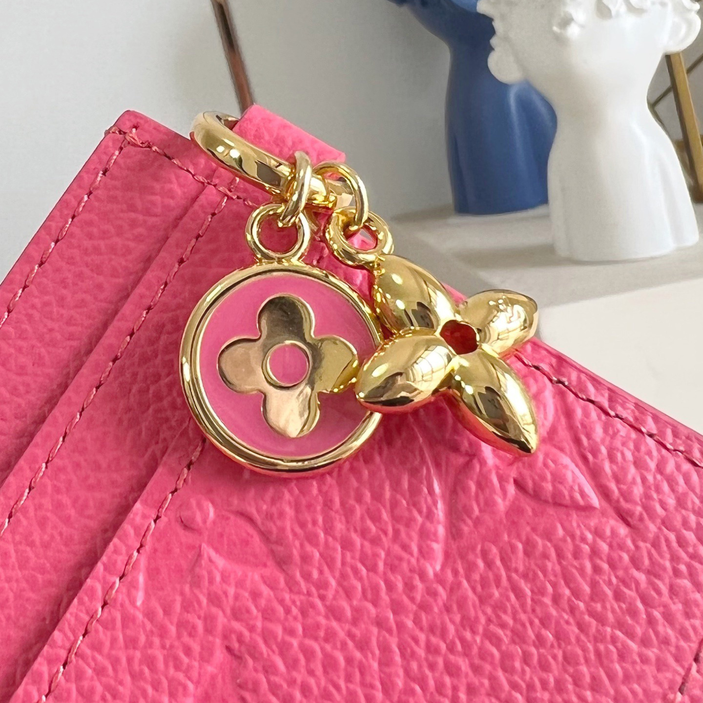 LV Stylish Design Men's And Women's Card Holder Can Inject A Bright Color Into Any Accessory High Quality Leather Card Compartments Are Arranged On Both Sides, With A Large Compartment In The Middle