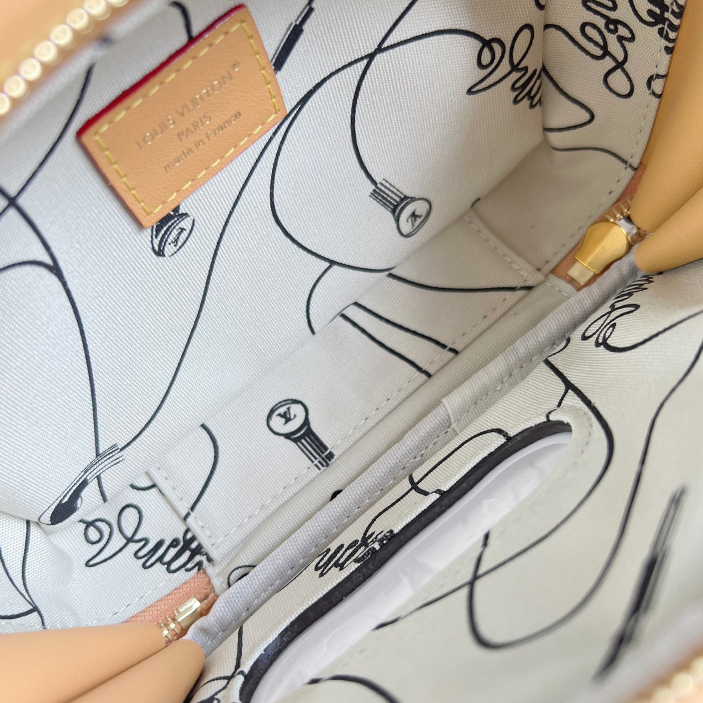 LV The Retro Inspiration Of The First Generation Cassette Recorder Women's Shoulder Bag Luxury Bag Detachable And Adjustable Shoulder High Quality Leather Crossbody Fashion Hand Bag