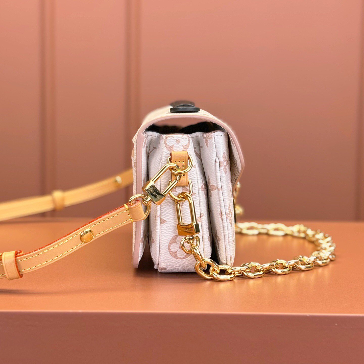 LV Designer Bag Luxury Tote Bag Crossbody Bag Shoulder Bag Fashionable And High-Quality Versatile Handbag Versatile Bag Essential For Going Out On The Street