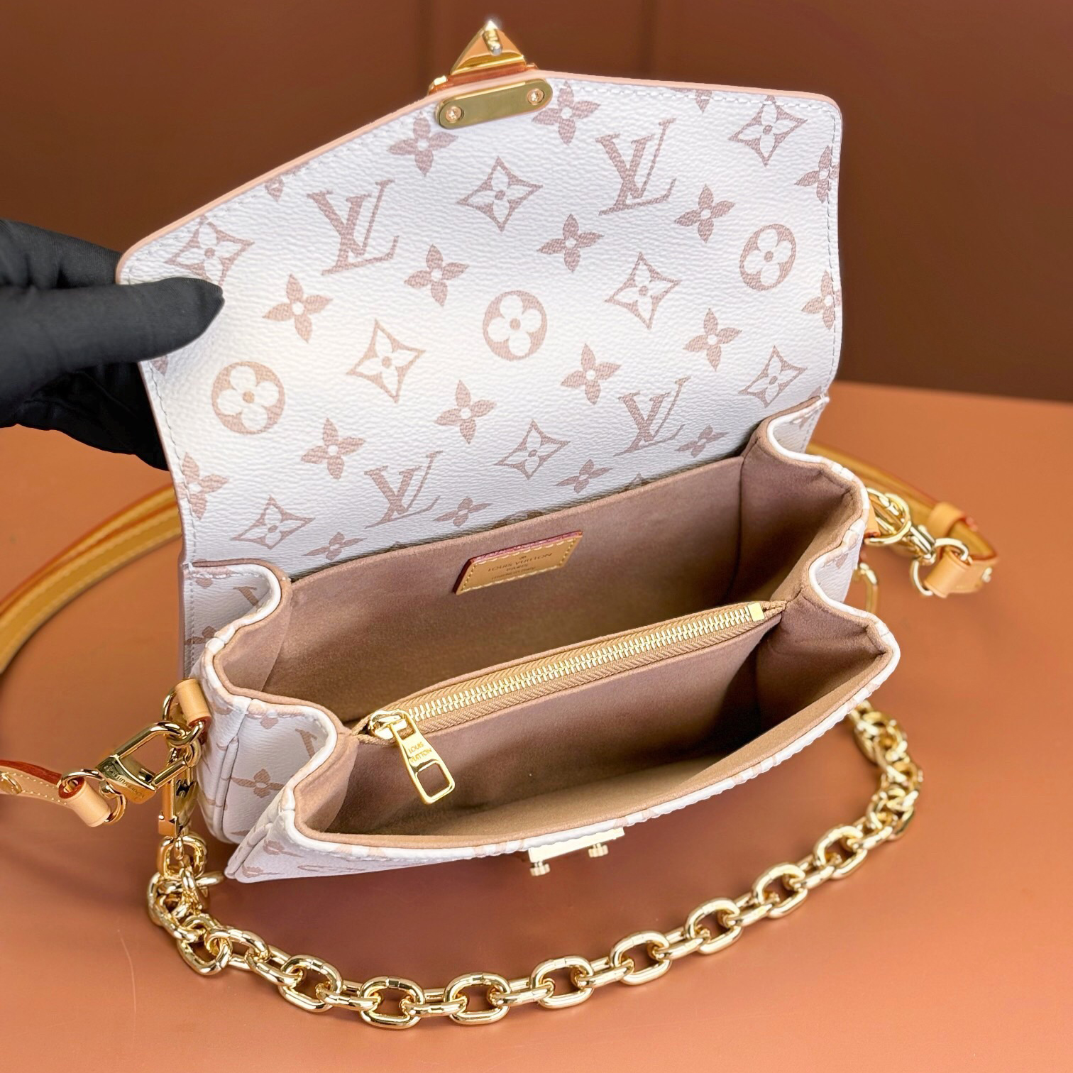 LV Designer Bag Luxury Tote Bag Crossbody Bag Shoulder Bag Fashionable And High-Quality Versatile Handbag Versatile Bag Essential For Going Out On The Street