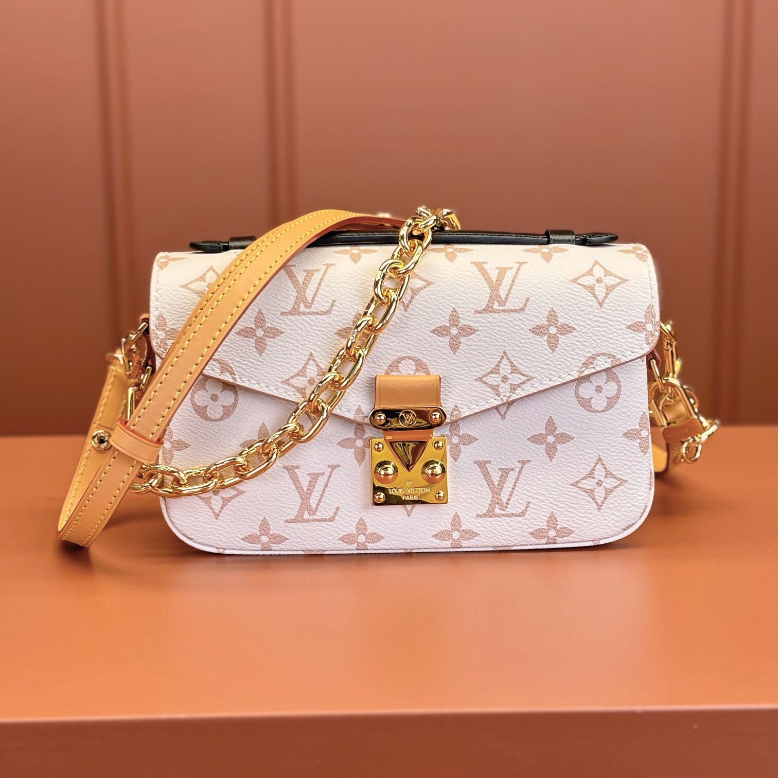 LV Designer Bag Luxury Tote Bag Crossbody Bag Shoulder Bag Fashionable And High-Quality Versatile Handbag Versatile Bag Essential For Going Out On The Street