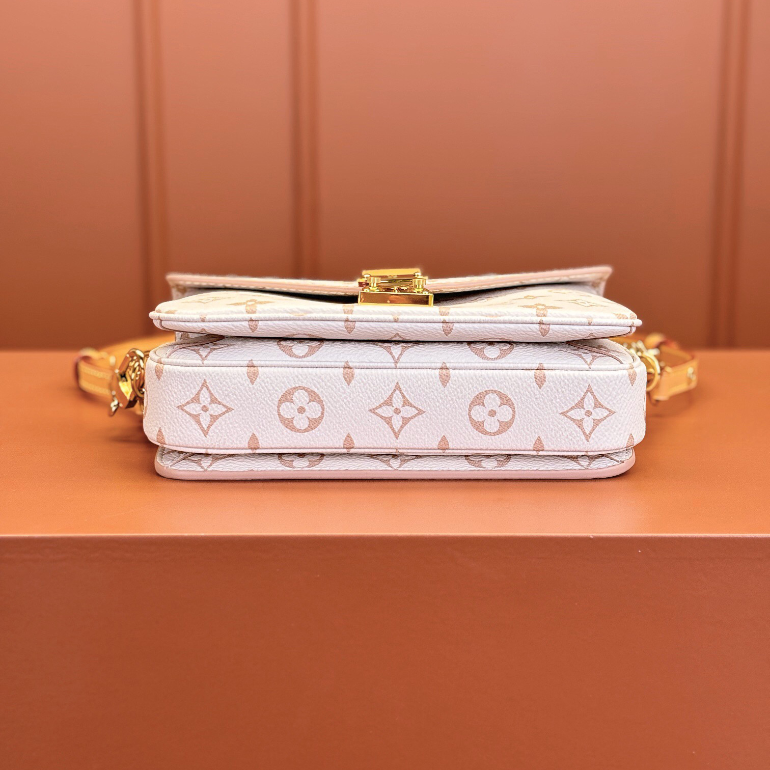 LV Designer Bag Luxury Tote Bag Crossbody Bag Shoulder Bag Fashionable And High-Quality Versatile Handbag Versatile Bag Essential For Going Out On The Street