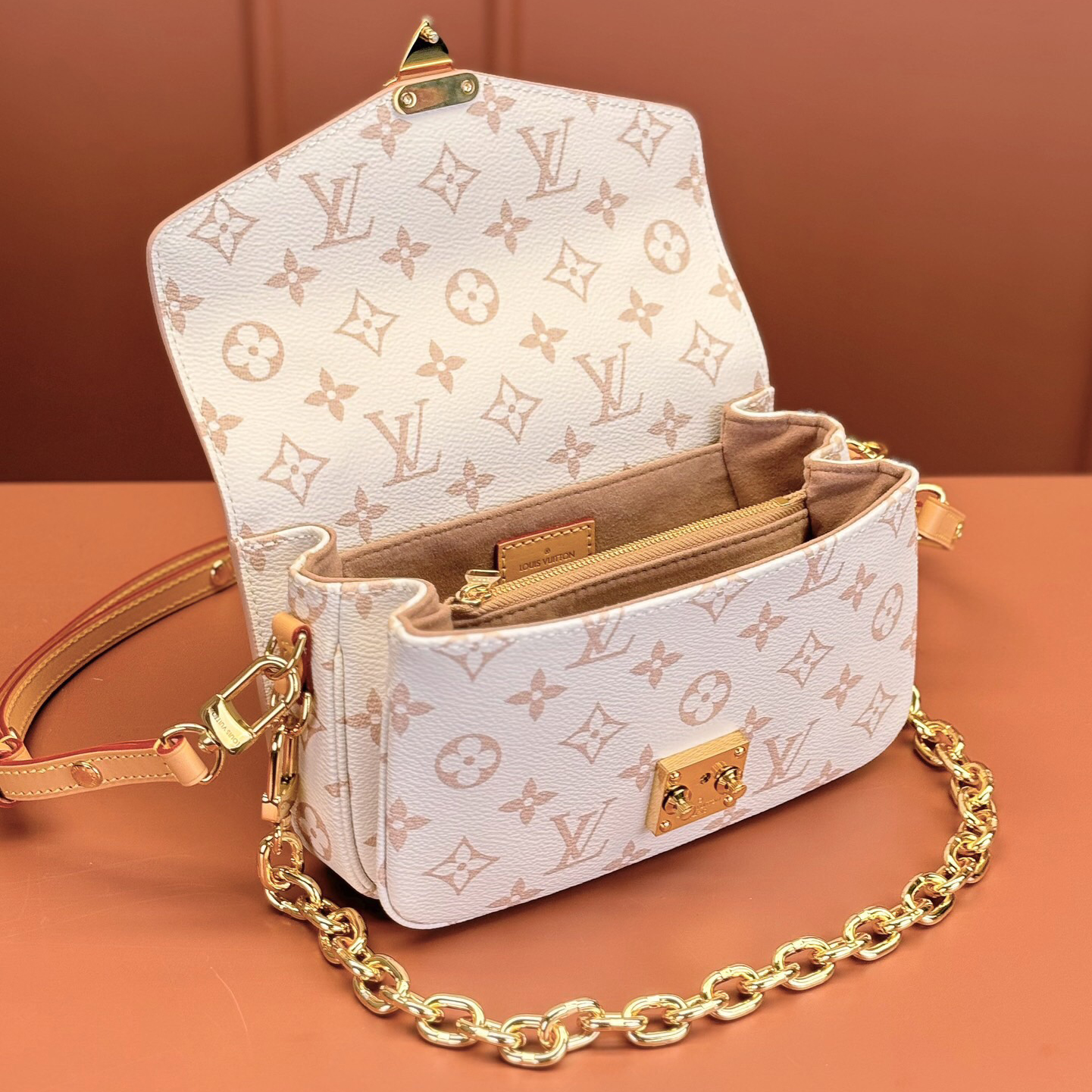 LV Designer Bag Luxury Tote Bag Crossbody Bag Shoulder Bag Fashionable And High-Quality Versatile Handbag Versatile Bag Essential For Going Out On The Street