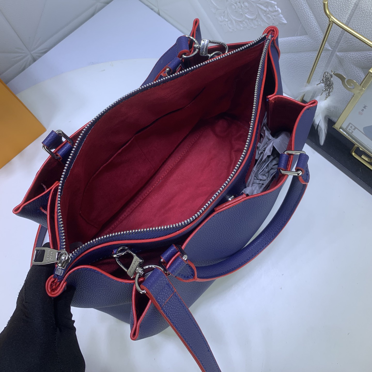 LV Designer Bagss Luxury Bag Classic Handbag The Its Ample Interior Can Accommodate Printed Laptops And Other Office Supplies Fashion Bag High Quality Leather Bag