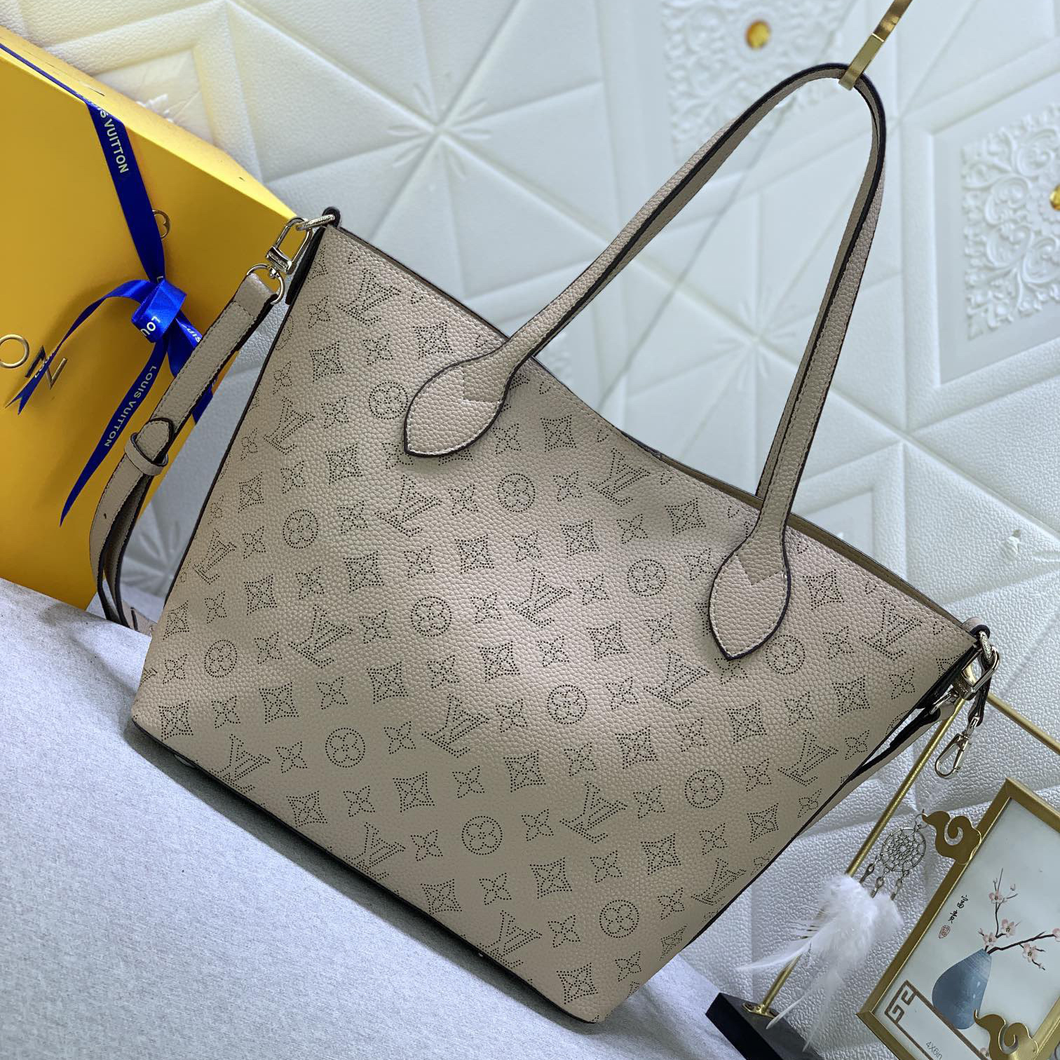 LV Designer Bagss Luxury Bag The Large Handbag Is Made Of Embossed Perforated Cowhide Leather Detachable And Adjustable Shoulder Straps Add Options For Shoulder And Crossbody Ladies Fashion Bag High Quality Leather Bag