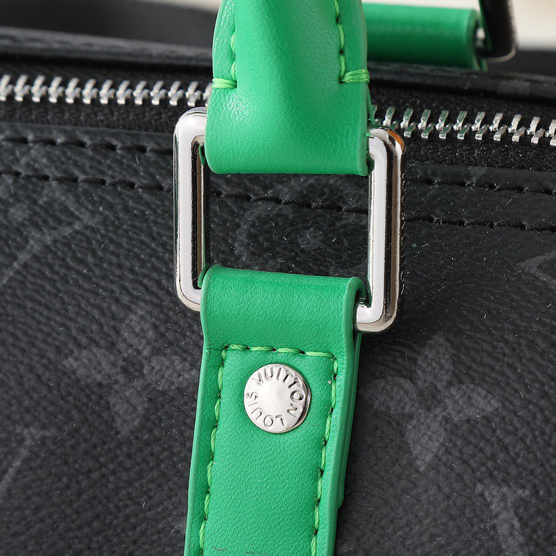 LV Designer Bag Paired With Antique Metal Parts And A Side Strap Handle Made Of Bright Leather The Compact Design Of The Brand Is Suitable For Urban Travel The Roller Handle And Detachable And Adjustable Fabric Shoulder Strap Enable Multiple Carrying