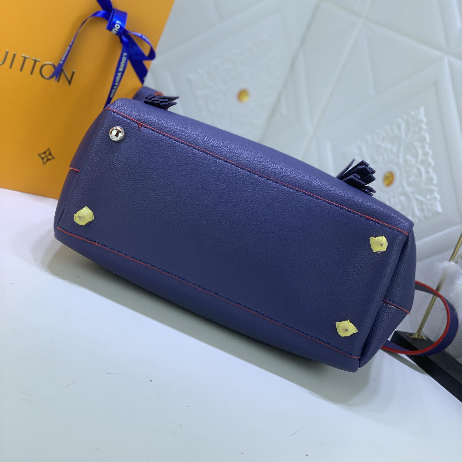 LV Designer Bagss Luxury Bag Classic Handbag The Its Ample Interior Can Accommodate Printed Laptops And Other Office Supplies Fashion Bag High Quality Leather Bag