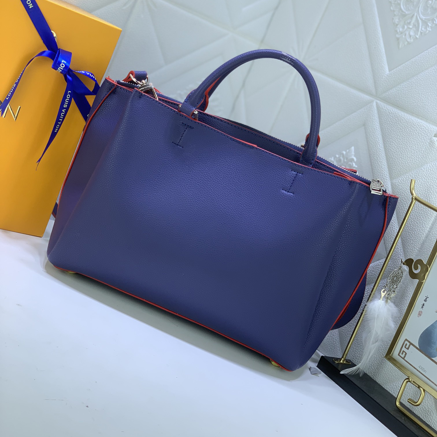 LV Designer Bagss Luxury Bag Classic Handbag The Its Ample Interior Can Accommodate Printed Laptops And Other Office Supplies Fashion Bag High Quality Leather Bag