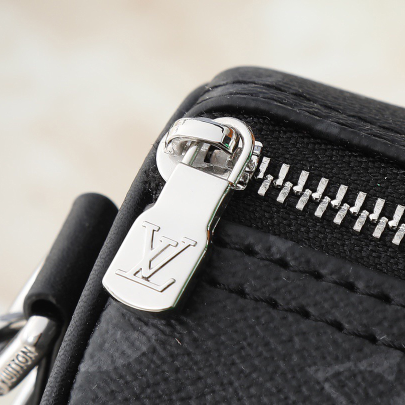 LV Designer Bag Paired With Antique Metal Parts And A Side Strap Handle Made Of Bright Leather The Compact Design Of The Brand Is Suitable For Urban Travel The Roller Handle And Detachable And Adjustable Fabric Shoulder Strap Enable Multiple Carrying