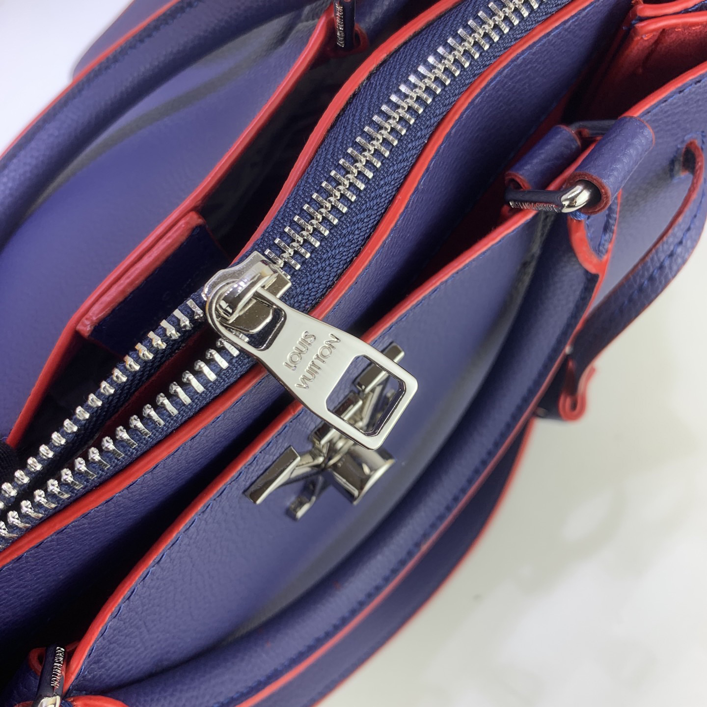 LV Designer Bagss Luxury Bag Classic Handbag The Its Ample Interior Can Accommodate Printed Laptops And Other Office Supplies Fashion Bag High Quality Leather Bag