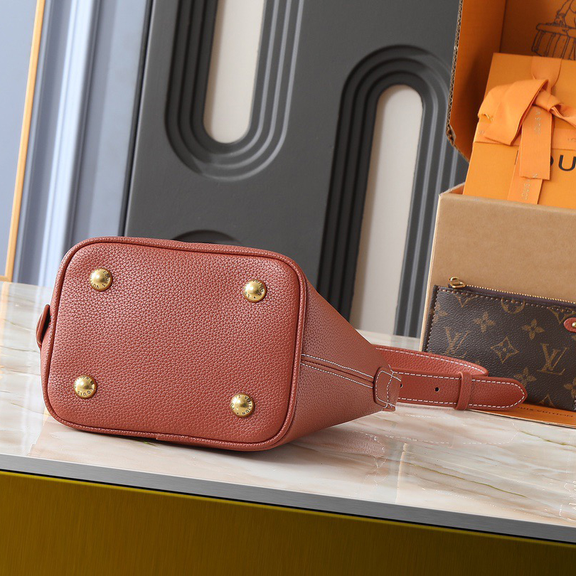 LV Designer Using Grain Leather To Shape A Compact Bucket Bag Configuration Luxury Bag Shoulder Bag Ladies Fashion Bag High Quality Leather Zipper Armpit Bag Lv Padlock Is Detachable