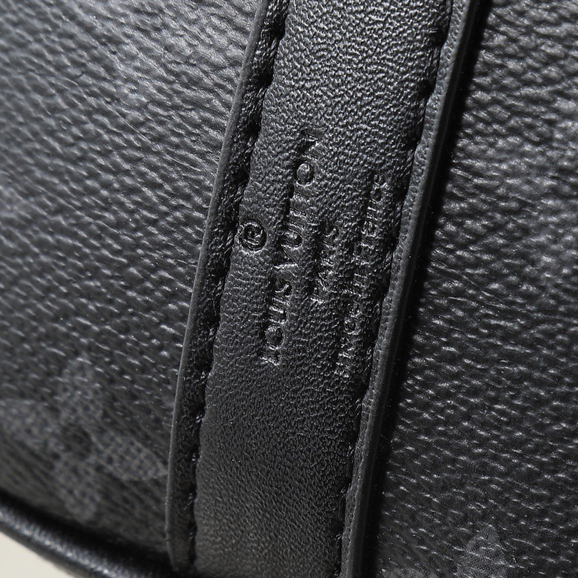 LV Designer Bag Paired With Antique Metal Parts And A Side Strap Handle Made Of Bright Leather The Compact Design Of The Brand Is Suitable For Urban Travel The Roller Handle And Detachable And Adjustable Fabric Shoulder Strap Enable Multiple Carrying