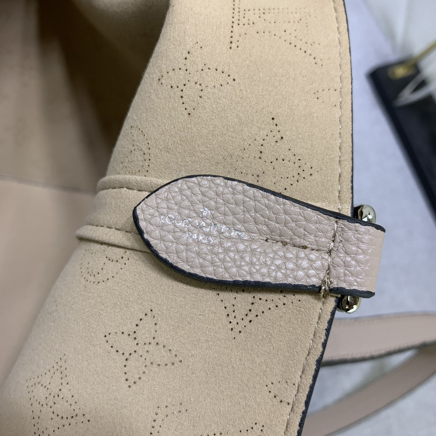 LV Designer Bagss Luxury Bag The Large Handbag Is Made Of Embossed Perforated Cowhide Leather Detachable And Adjustable Shoulder Straps Add Options For Shoulder And Crossbody Ladies Fashion Bag High Quality Leather Bag