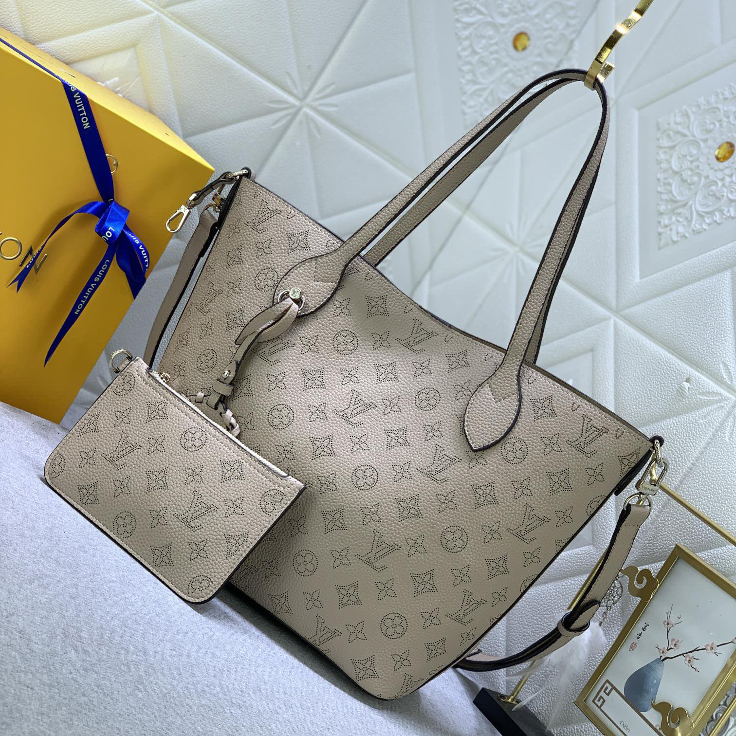 LV Designer Bagss Luxury Bag The Large Handbag Is Made Of Embossed Perforated Cowhide Leather Detachable And Adjustable Shoulder Straps Add Options For Shoulder And Crossbody Ladies Fashion Bag High Quality Leather Bag
