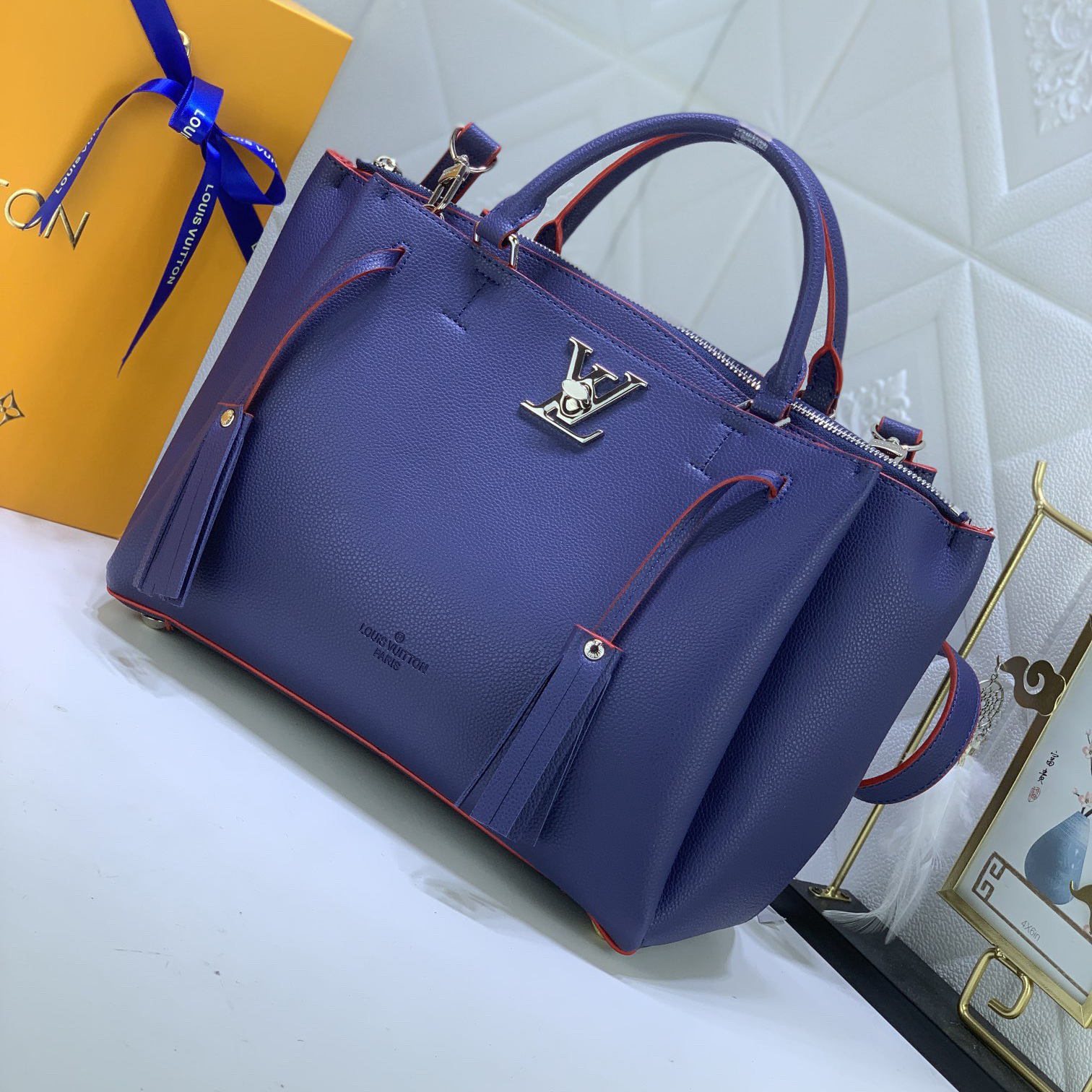 LV Designer Bagss Luxury Bag Classic Handbag The Its Ample Interior Can Accommodate Printed Laptops And Other Office Supplies Fashion Bag High Quality Leather Bag