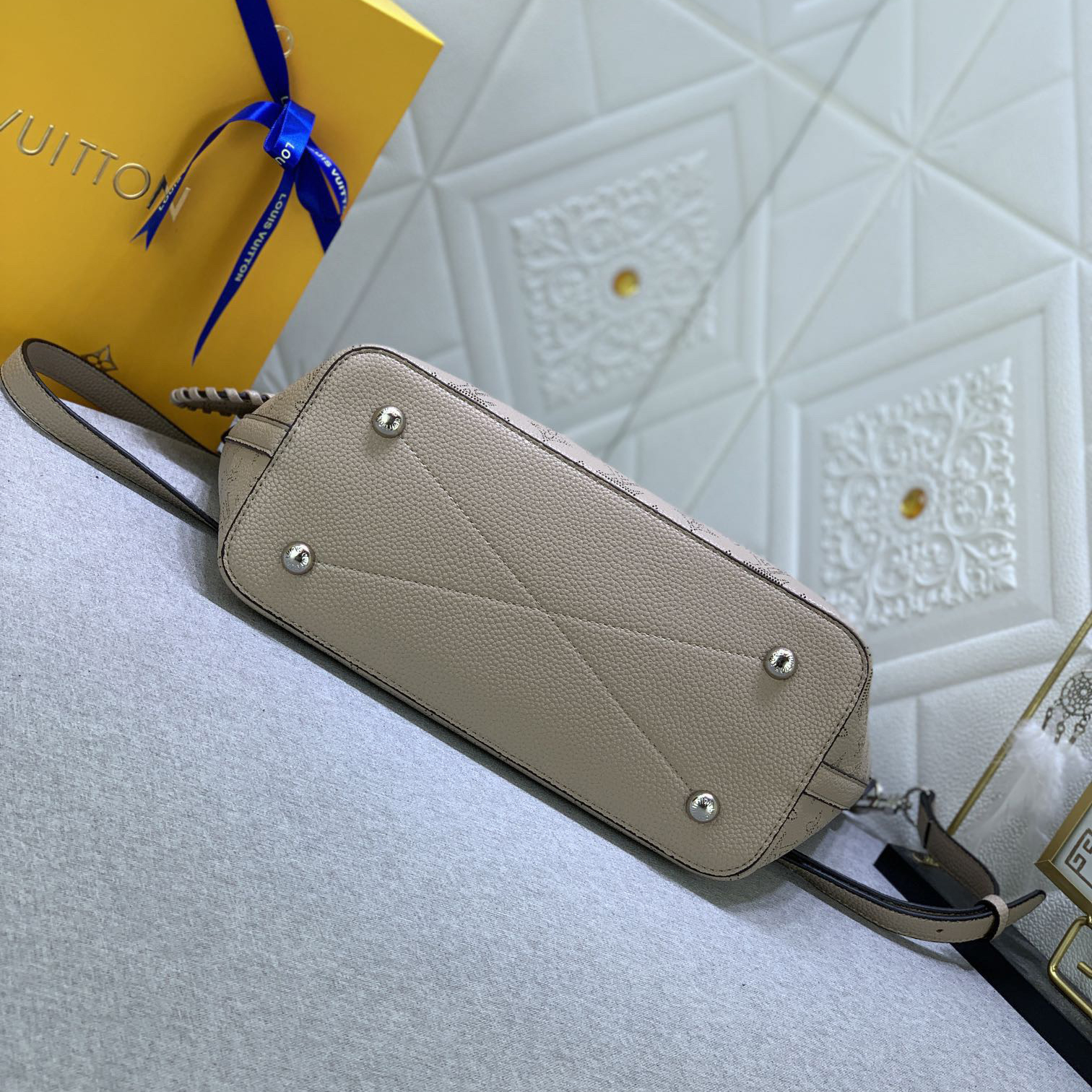 LV Designer Bagss Luxury Bag The Large Handbag Is Made Of Embossed Perforated Cowhide Leather Detachable And Adjustable Shoulder Straps Add Options For Shoulder And Crossbody Ladies Fashion Bag High Quality Leather Bag