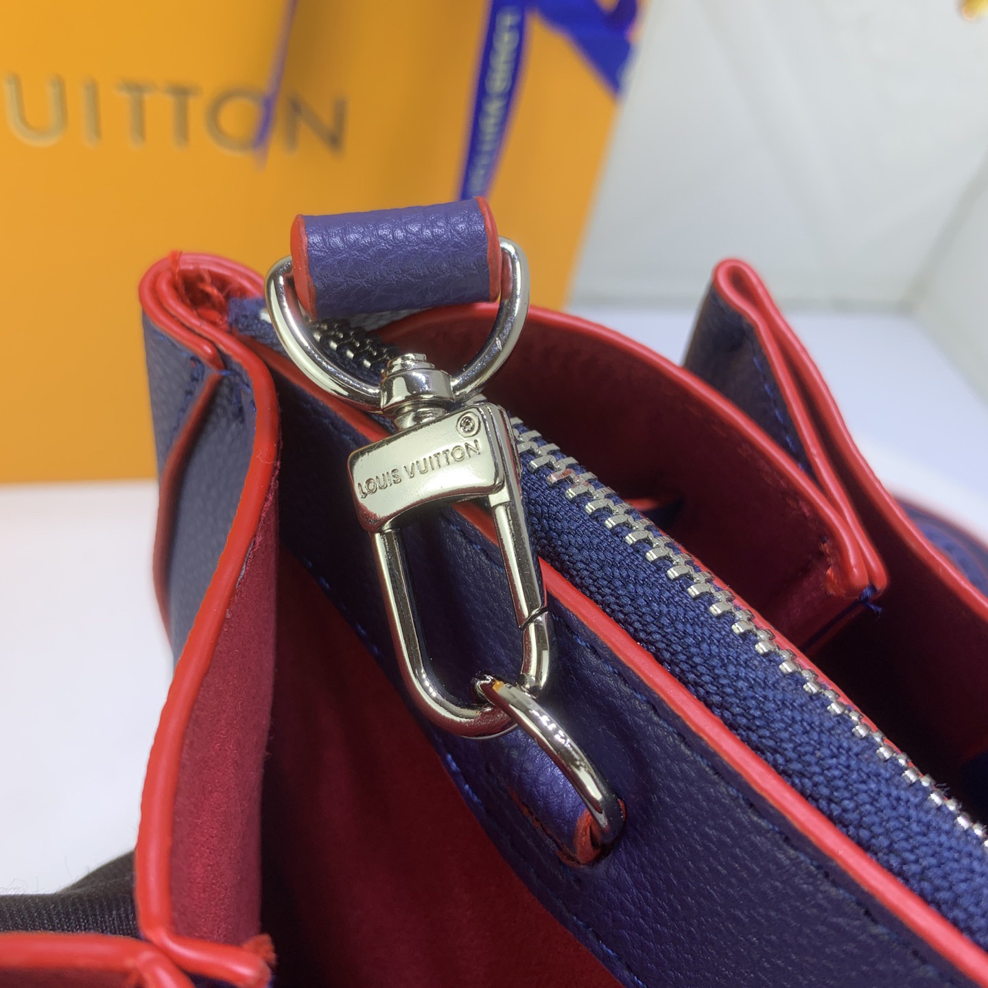 LV Designer Bagss Luxury Bag Classic Handbag The Its Ample Interior Can Accommodate Printed Laptops And Other Office Supplies Fashion Bag High Quality Leather Bag