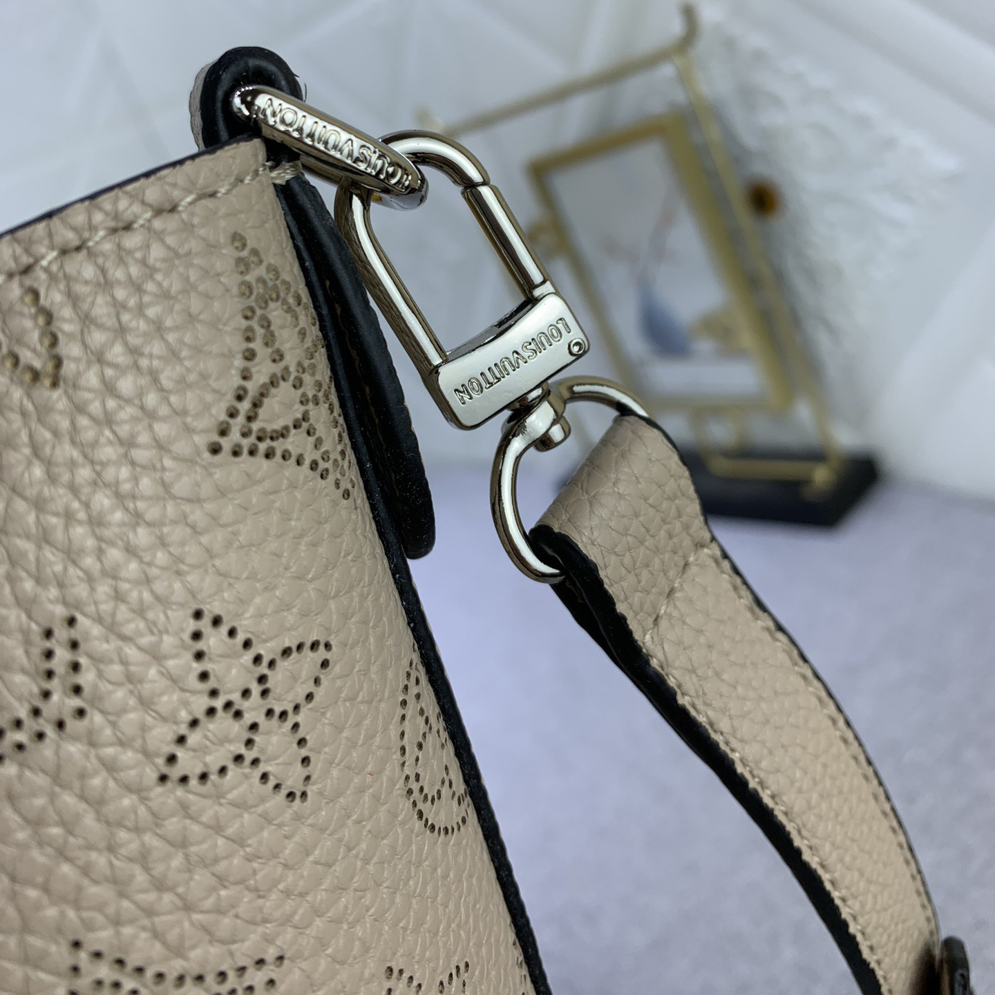 LV Designer Bagss Luxury Bag The Large Handbag Is Made Of Embossed Perforated Cowhide Leather Detachable And Adjustable Shoulder Straps Add Options For Shoulder And Crossbody Ladies Fashion Bag High Quality Leather Bag
