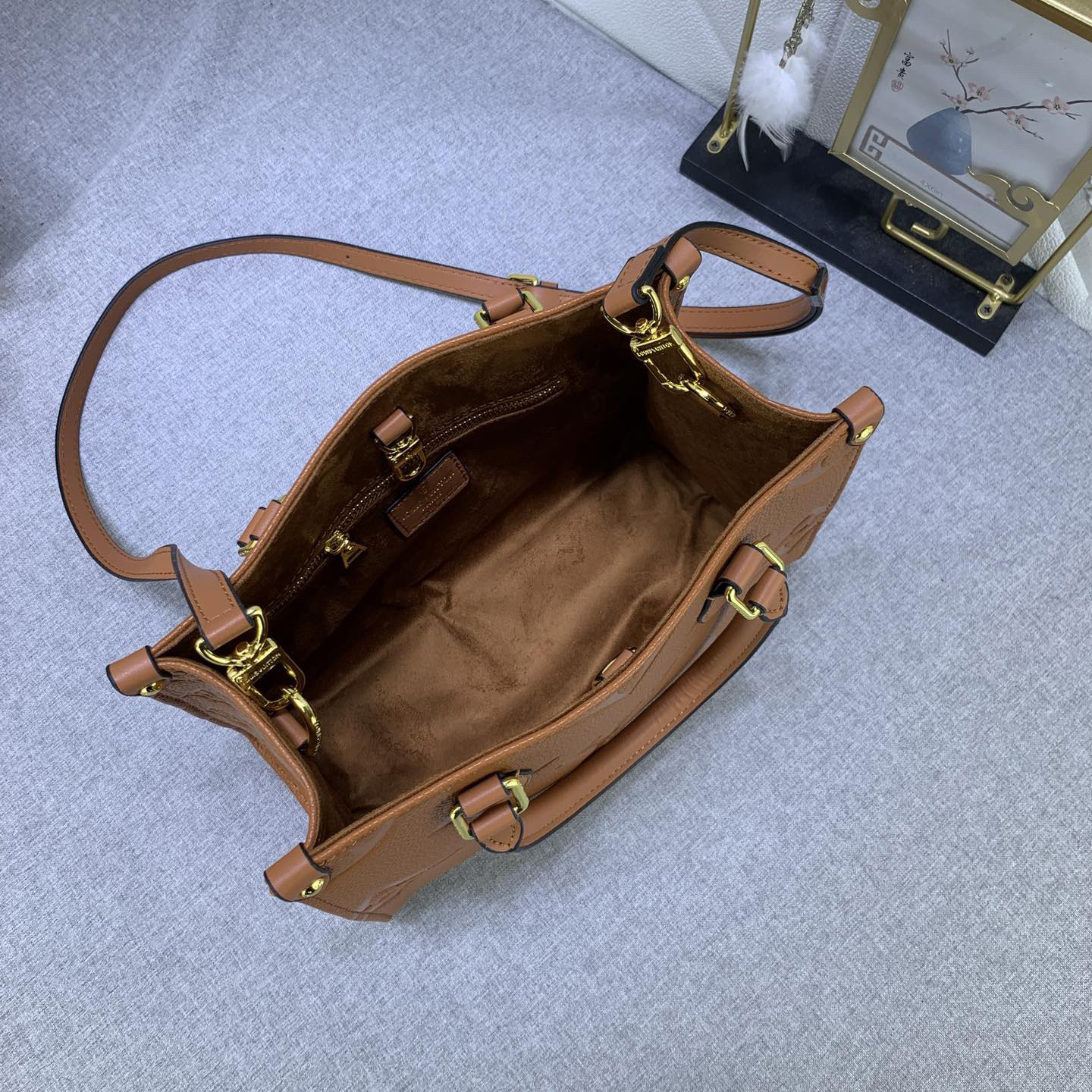 LV Designer Bagss Luxury Bag Printed Handbag The Its Ample Interior Can Accommodate Printed Laptops And Other Office Supplies Fashion Bag High Quality Leather Bag