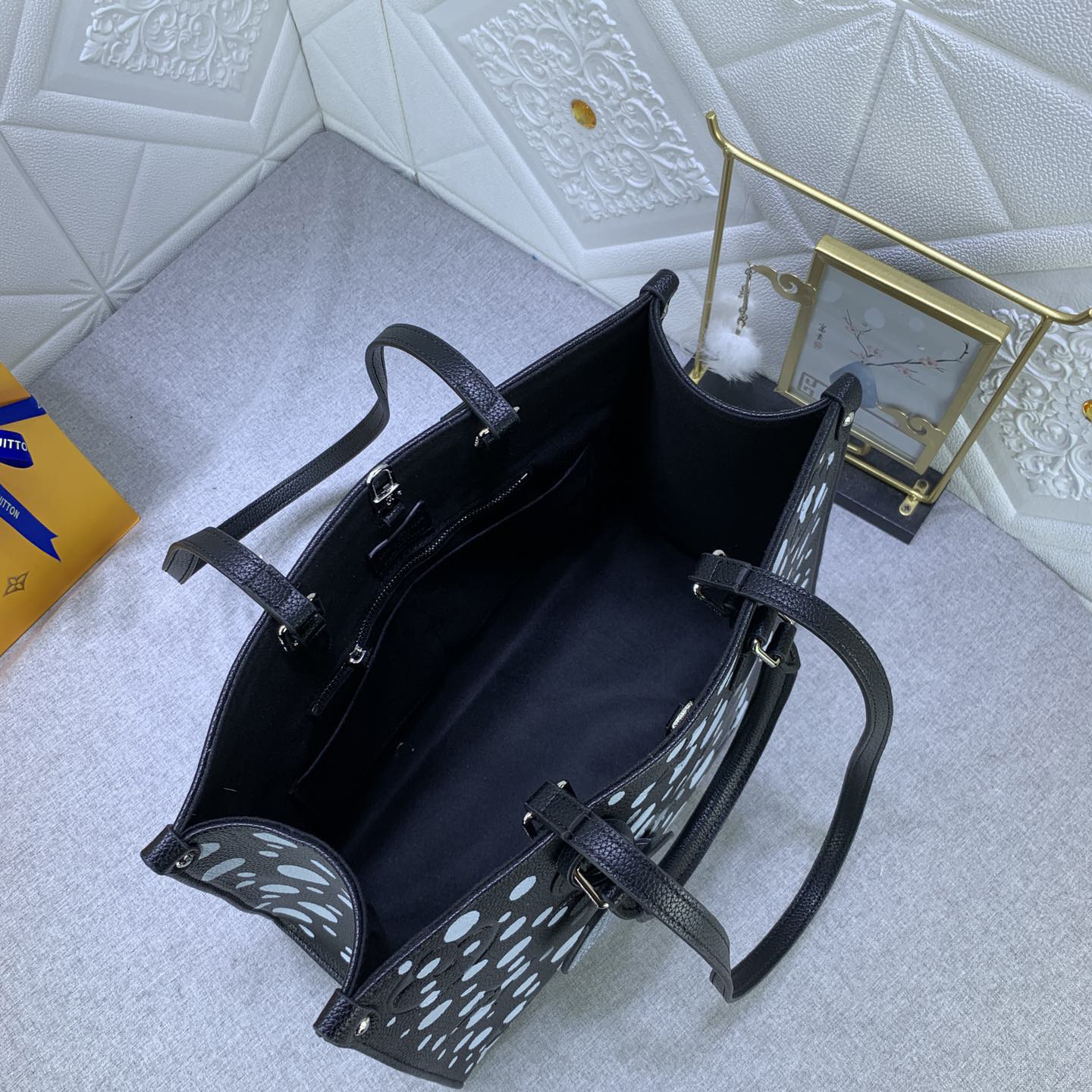 LV Designer Bagss Luxury Bag Printed Handbag The Its Ample Interior Can Accommodate Printed Laptops And Other Office Supplies Fashion Bag High Quality Leather Bag