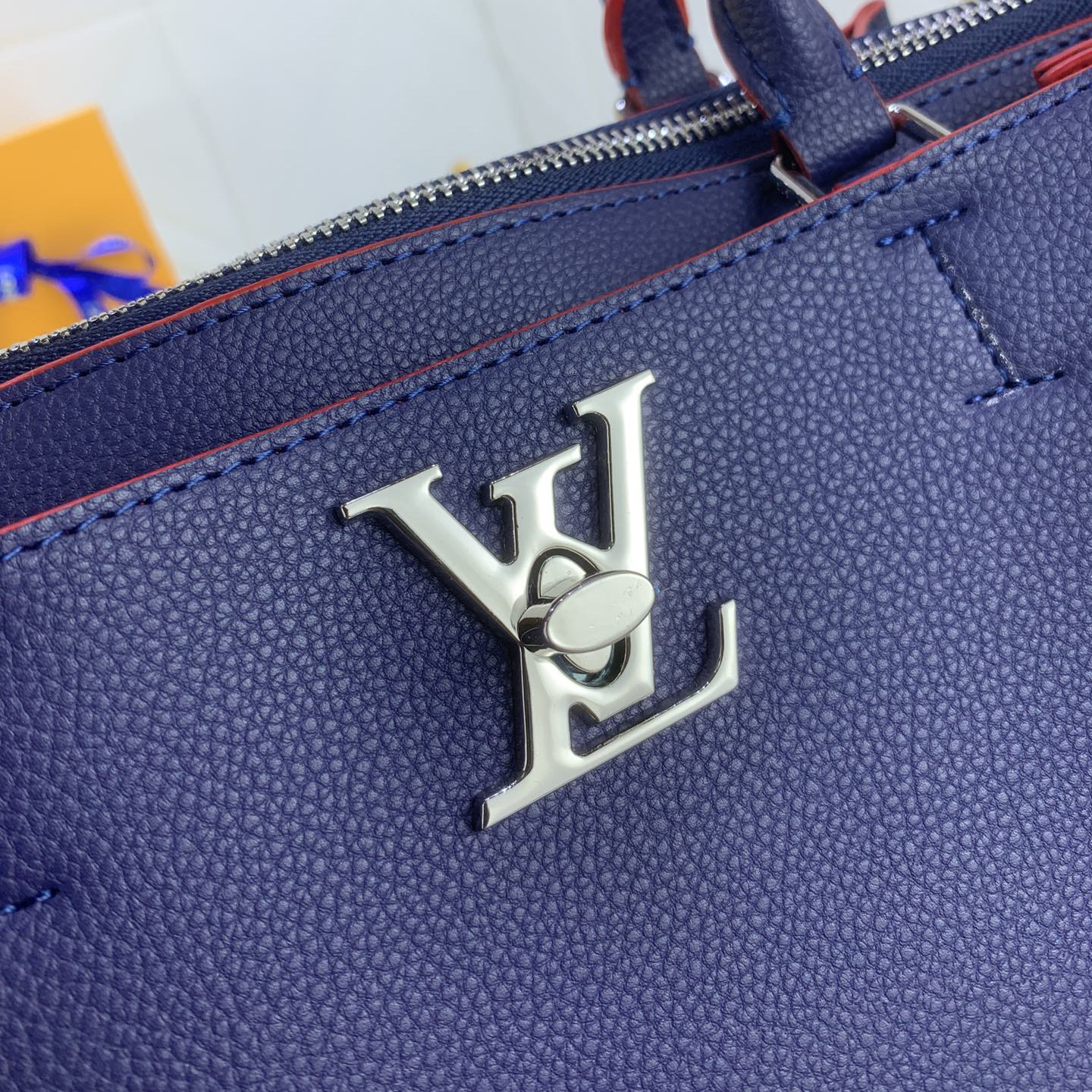 LV Designer Bagss Luxury Bag Classic Handbag The Its Ample Interior Can Accommodate Printed Laptops And Other Office Supplies Fashion Bag High Quality Leather Bag