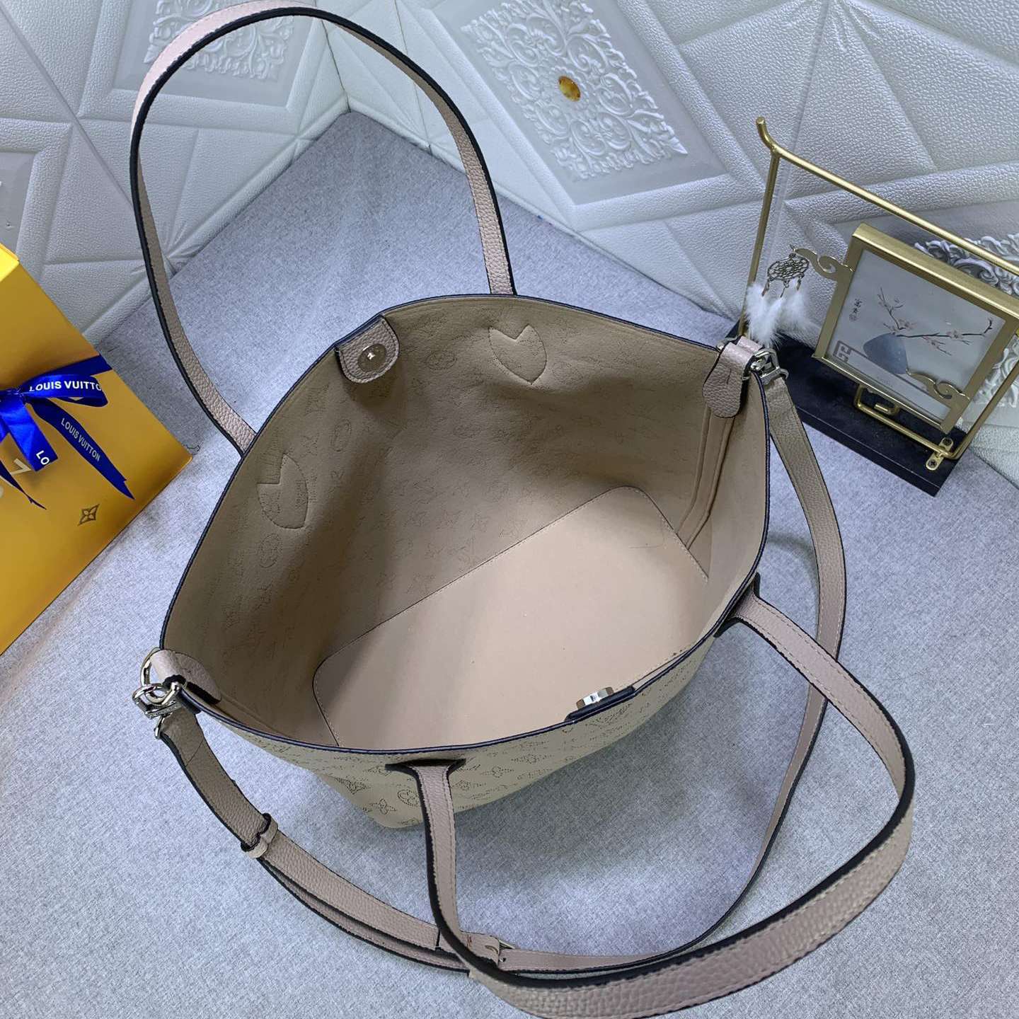 LV Designer Bagss Luxury Bag The Large Handbag Is Made Of Embossed Perforated Cowhide Leather Detachable And Adjustable Shoulder Straps Add Options For Shoulder And Crossbody Ladies Fashion Bag High Quality Leather Bag