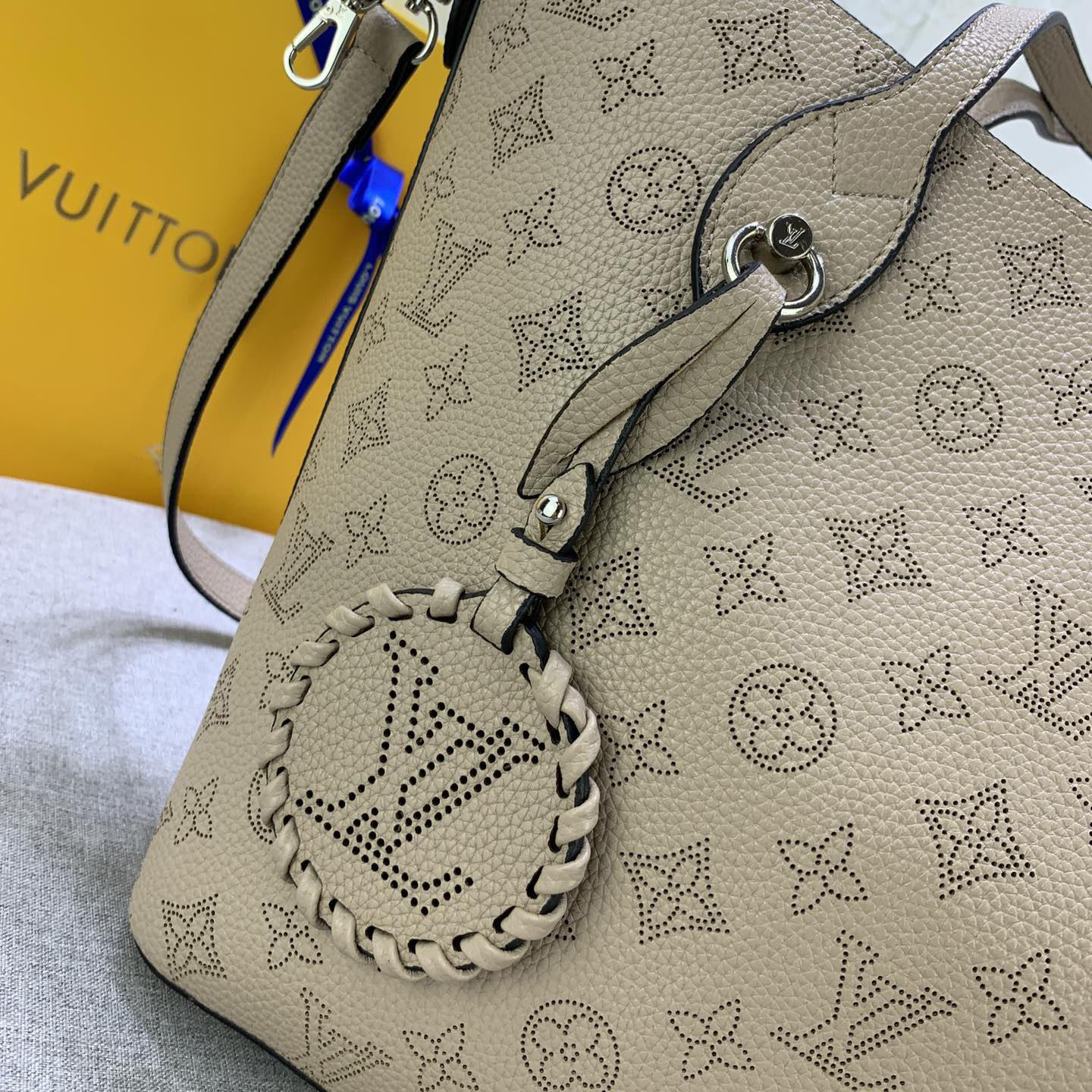 LV Designer Bagss Luxury Bag The Large Handbag Is Made Of Embossed Perforated Cowhide Leather Detachable And Adjustable Shoulder Straps Add Options For Shoulder And Crossbody Ladies Fashion Bag High Quality Leather Bag