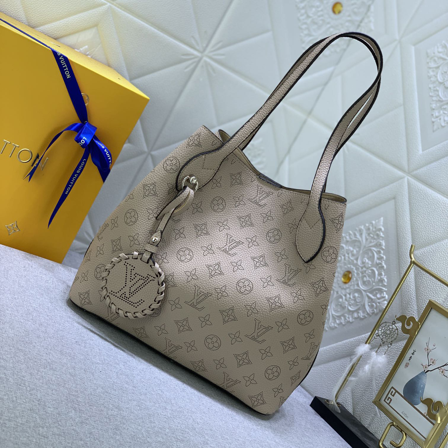 LV Designer Bagss Luxury Bag The Large Handbag Is Made Of Embossed Perforated Cowhide Leather Detachable And Adjustable Shoulder Straps Add Options For Shoulder And Crossbody Ladies Fashion Bag High Quality Leather Bag