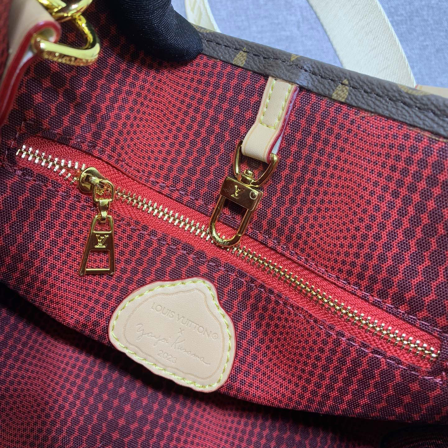 LV Designer Bagss Luxury Bag Classic Handbag Both The Chain And Adjustable Leather Shoulder Strap Can Be Disassembled The Canvas Surface Imitates The Iconic Colorful Polka Dots Of Yayoi Kusanagi Fashion Bag High Quality Leather Bag