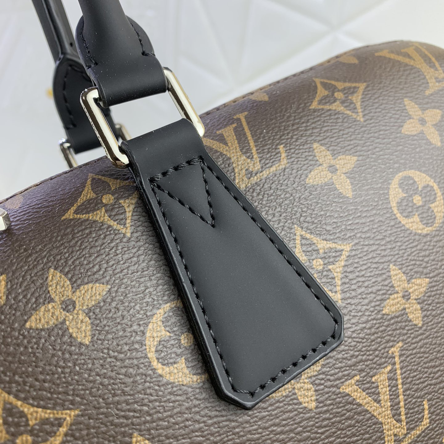 LV Designer Bagss Luxury Bag Classic Handbag Zipper Main Compartment With Fabric Lining And Adjustable Shoulder Straps Can Accommodate A 15 Inch Laptop Fashion Bag High Quality Leather Bag