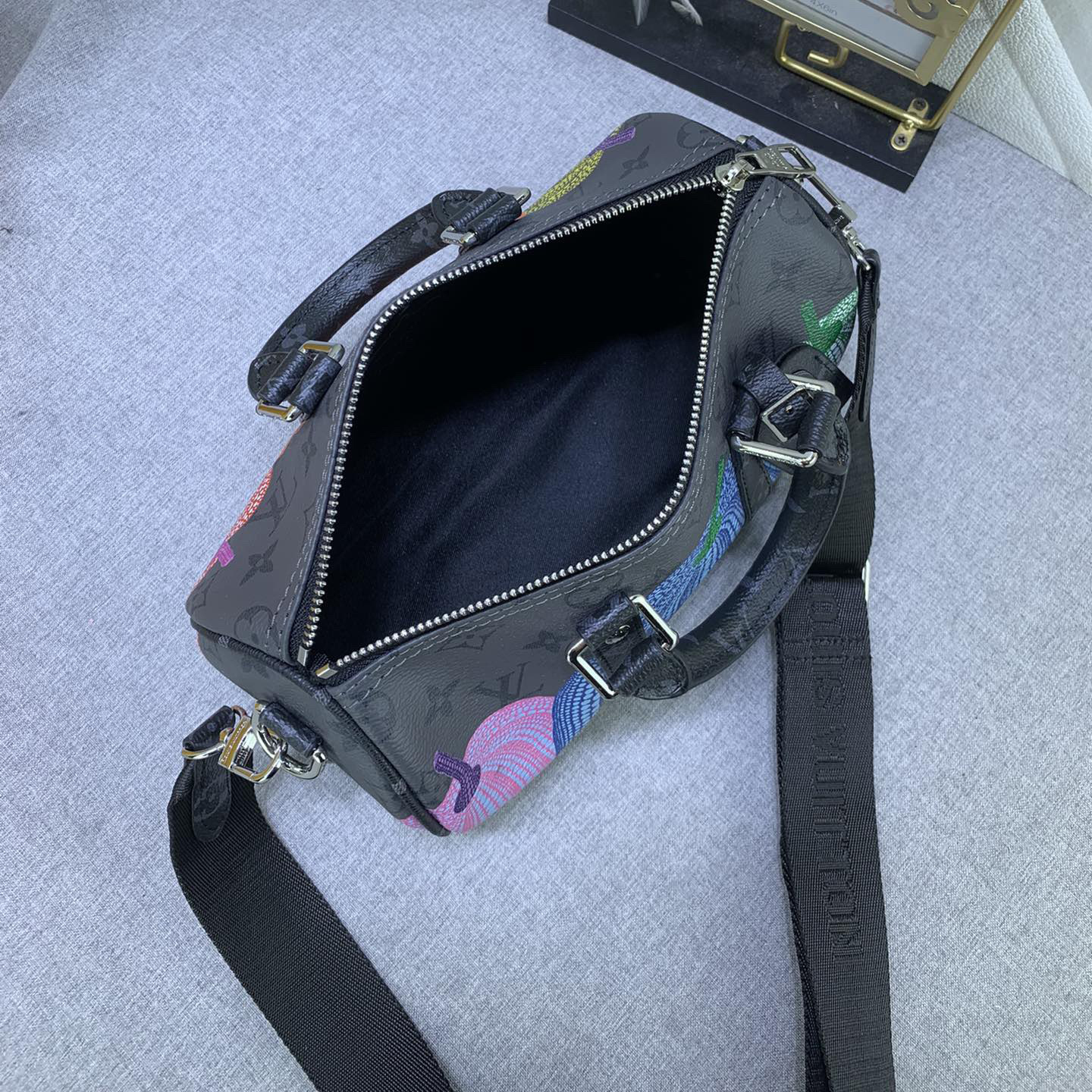 LV Designer Bagss Luxury Bag Classic Handbag Both The Chain And Adjustable Leather Shoulder Strap Can Be Disassembled The Canvas Surface Imitates The Iconic Colorful Polka Dots Of Yayoi Kusanagi Fashion Bag High Quality Leather Bag