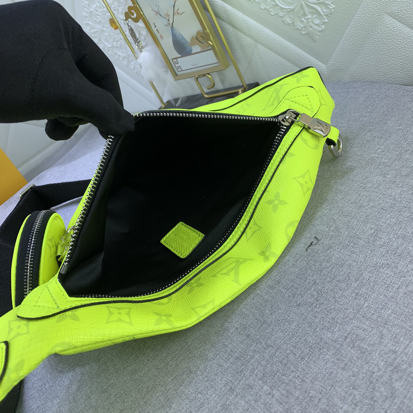 LV Designer Bagss Exploring Crossbody Travel With Exquisite Configuration Of Coated Canvas Main Compartment Inner Bag Ensures Secure Storage Available For Both Men And Women Luxury Diagonal Package