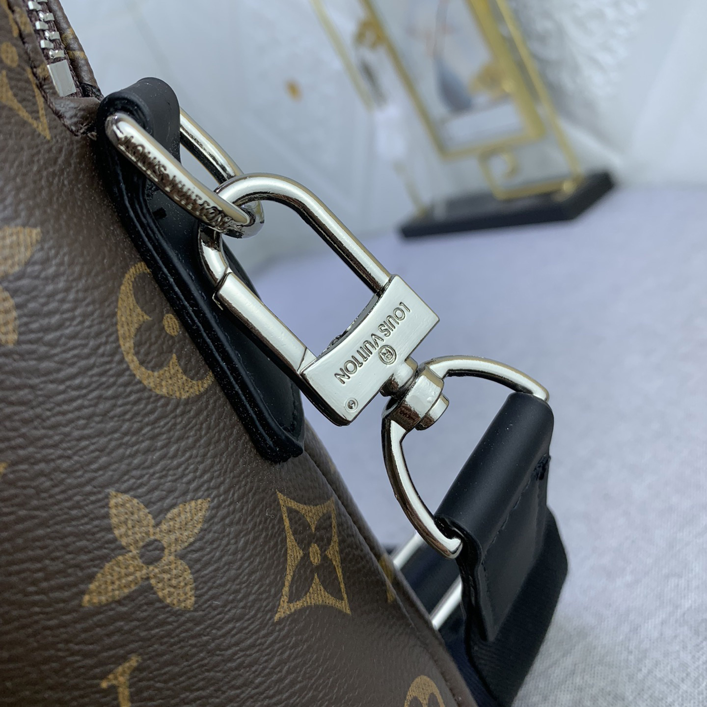 LV Designer Bagss Luxury Bag Classic Handbag Zipper Main Compartment With Fabric Lining And Adjustable Shoulder Straps Can Accommodate A 15 Inch Laptop Fashion Bag High Quality Leather Bag