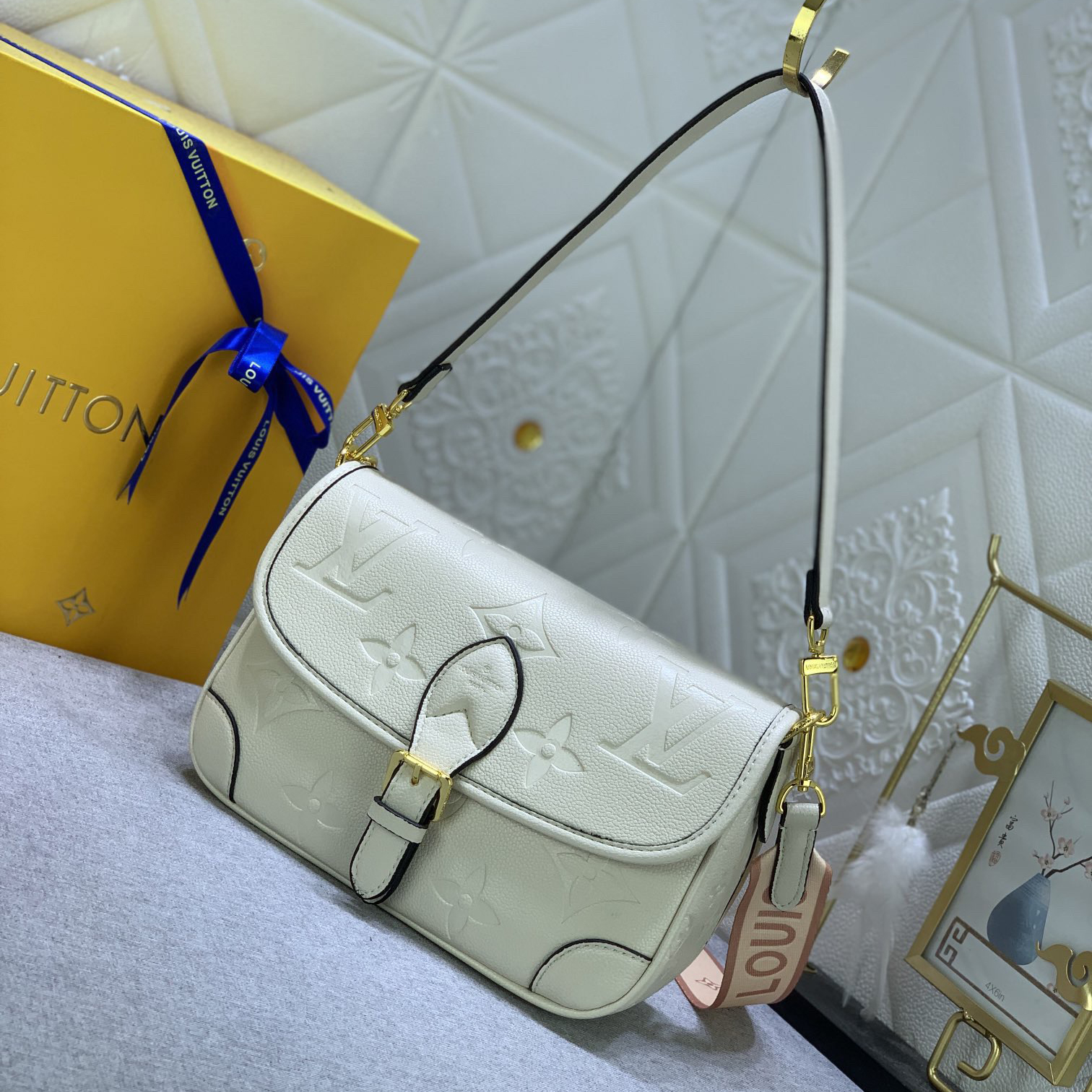 LV High Qualitys Women Handbag Luxurys Handbags Embossed Leather Weaves The Brand Logo Into A Detachable Wide Jacquard Shoulder Strap Bags Lady Clutch Shoulder Tote Female Purse Wallet Hand Bag