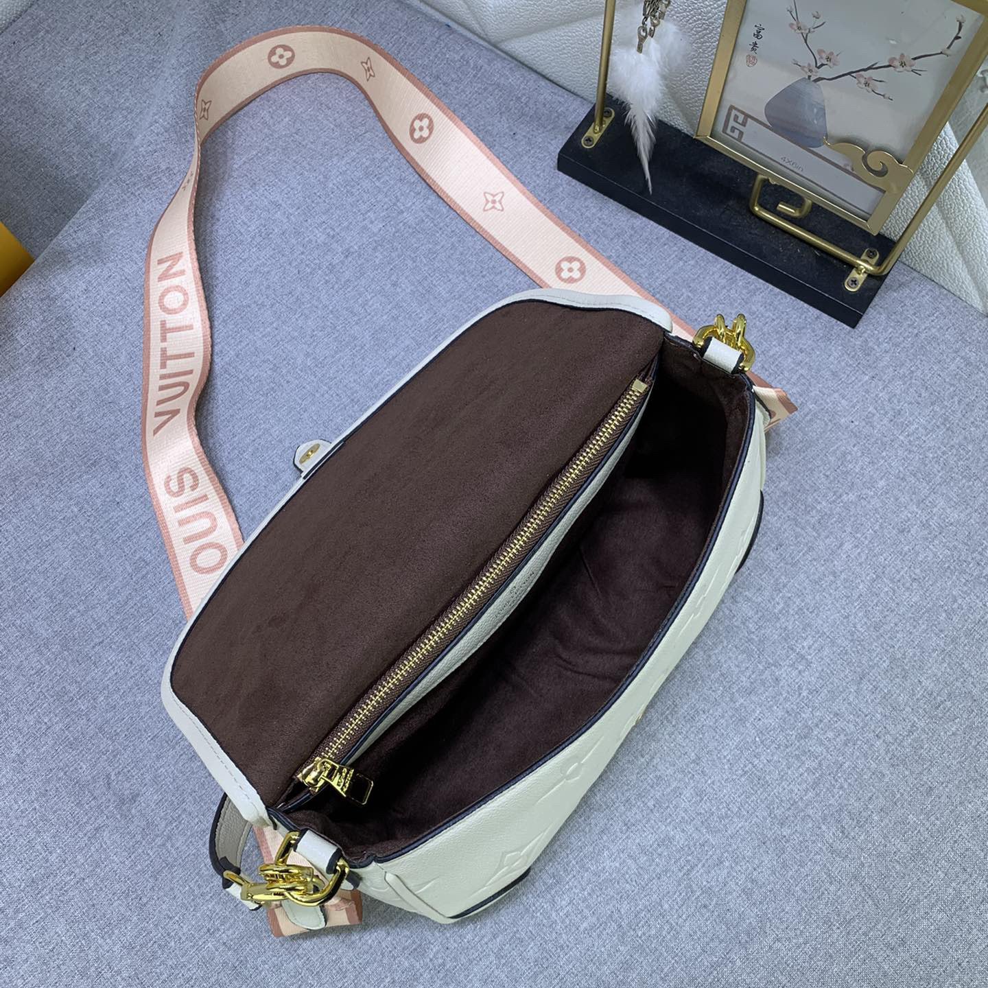 LV High Qualitys Women Handbag Luxurys Handbags Embossed Leather Weaves The Brand Logo Into A Detachable Wide Jacquard Shoulder Strap Bags Lady Clutch Shoulder Tote Female Purse Wallet Hand Bag