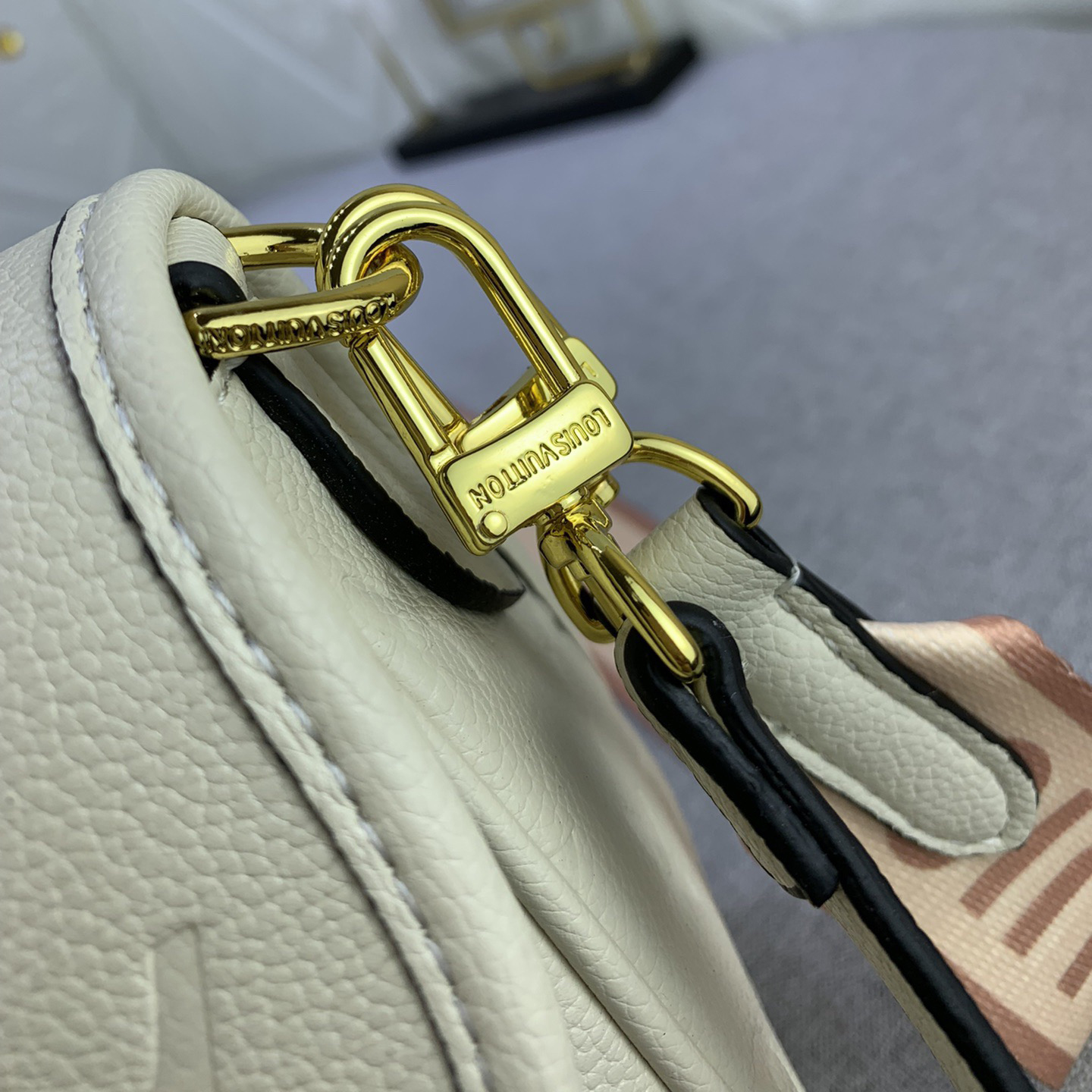 LV High Qualitys Women Handbag Luxurys Handbags Embossed Leather Weaves The Brand Logo Into A Detachable Wide Jacquard Shoulder Strap Bags Lady Clutch Shoulder Tote Female Purse Wallet Hand Bag