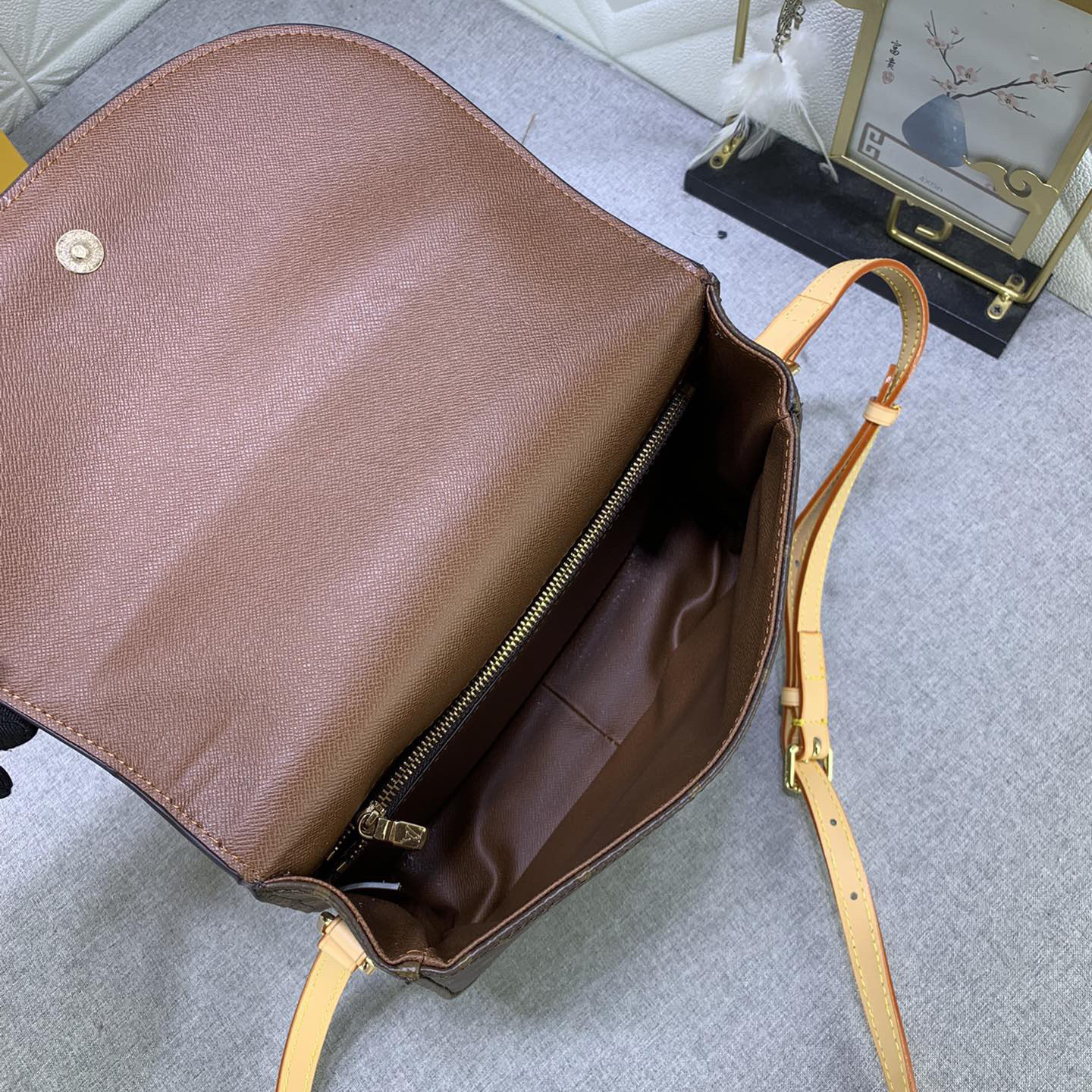 LV Designer Bagss Luxury Bag Classic Handbag Leisure Bag Adjustable Crossbody Shoulder Strap - Flap Magnetic Flap Opening And Closing Messenger Bag Women High Quality Leather Bag