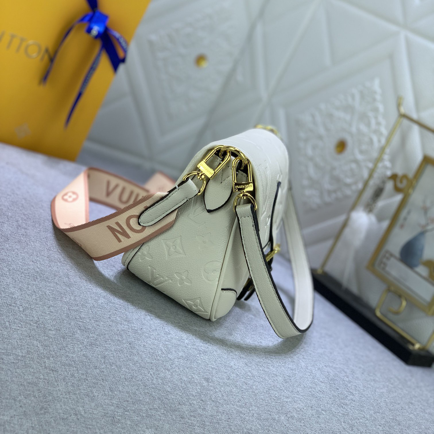 LV High Qualitys Women Handbag Luxurys Handbags Embossed Leather Weaves The Brand Logo Into A Detachable Wide Jacquard Shoulder Strap Bags Lady Clutch Shoulder Tote Female Purse Wallet Hand Bag