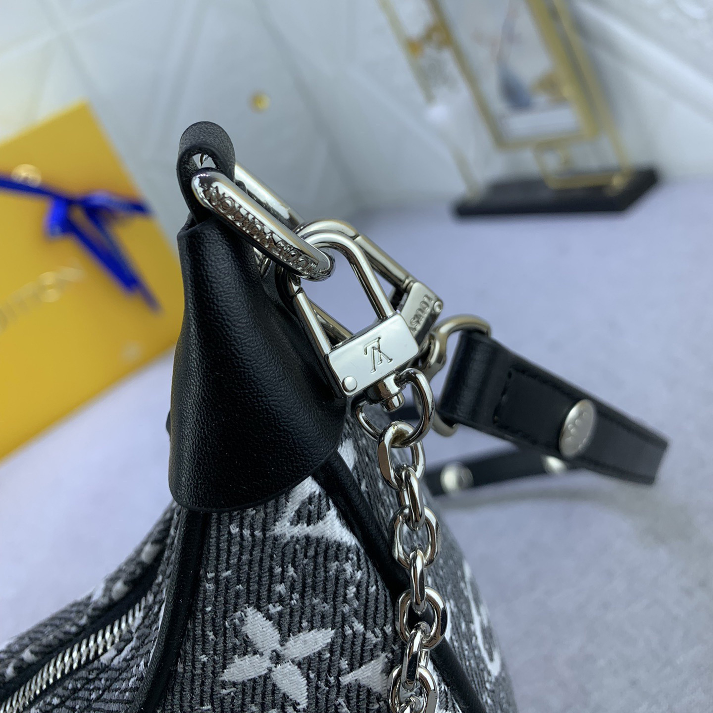 LV Designer Bag Shoulder Bag Luxury Bag Adjustable Shoulder Straps For Easy Shoulder Or Crossbody Crossbody Designer Bag Ladies Casual Handbag Chain Ladies Moon Package Half Circle Package Arc Package Pea Package Mini Bag