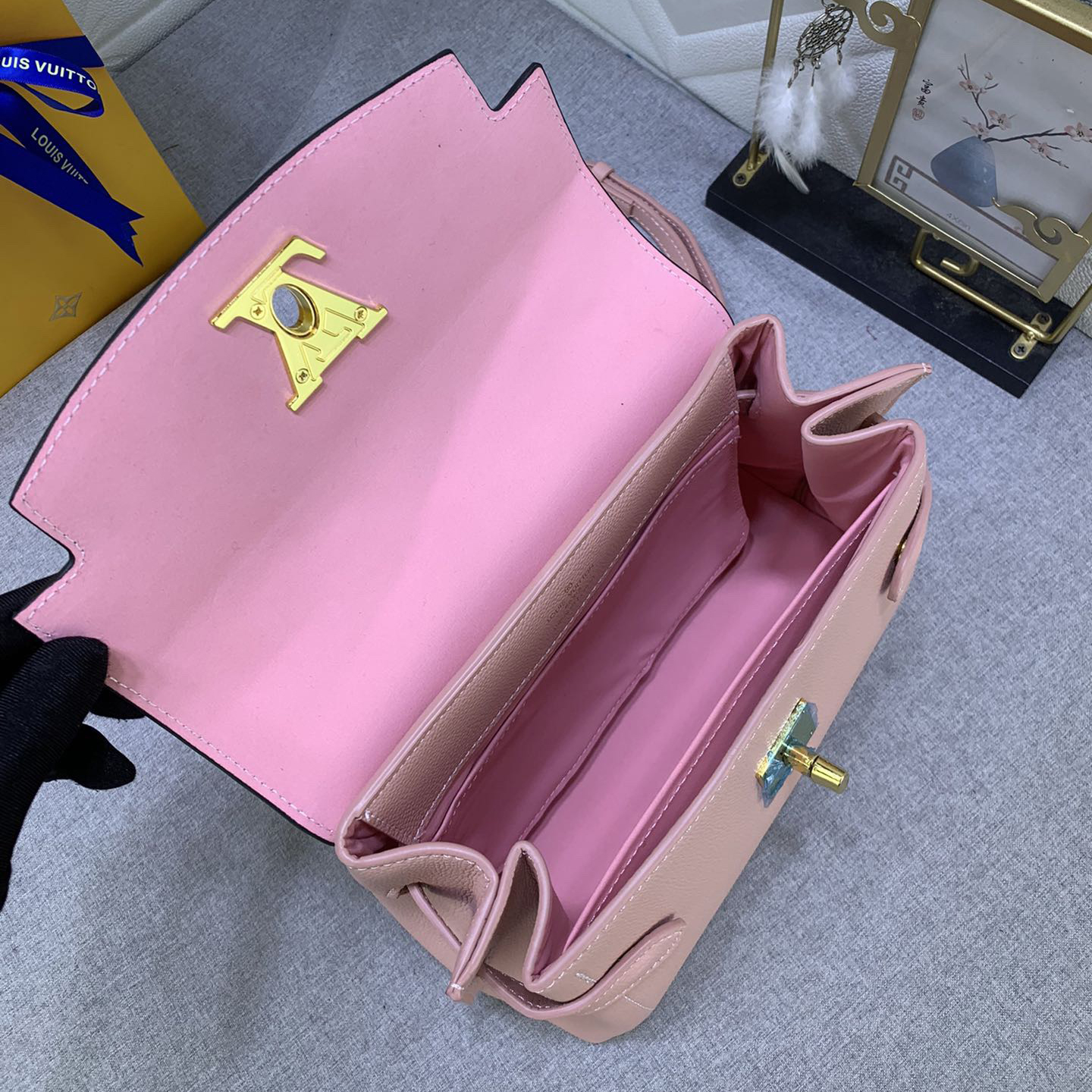 LV Designer Bagss Luxury Bag Classic Handbag Leisure Bag Exquisite Lines And Iconic Lv Padlocks Convey A Trendy Style Fashion Women High Quality Leather Bag